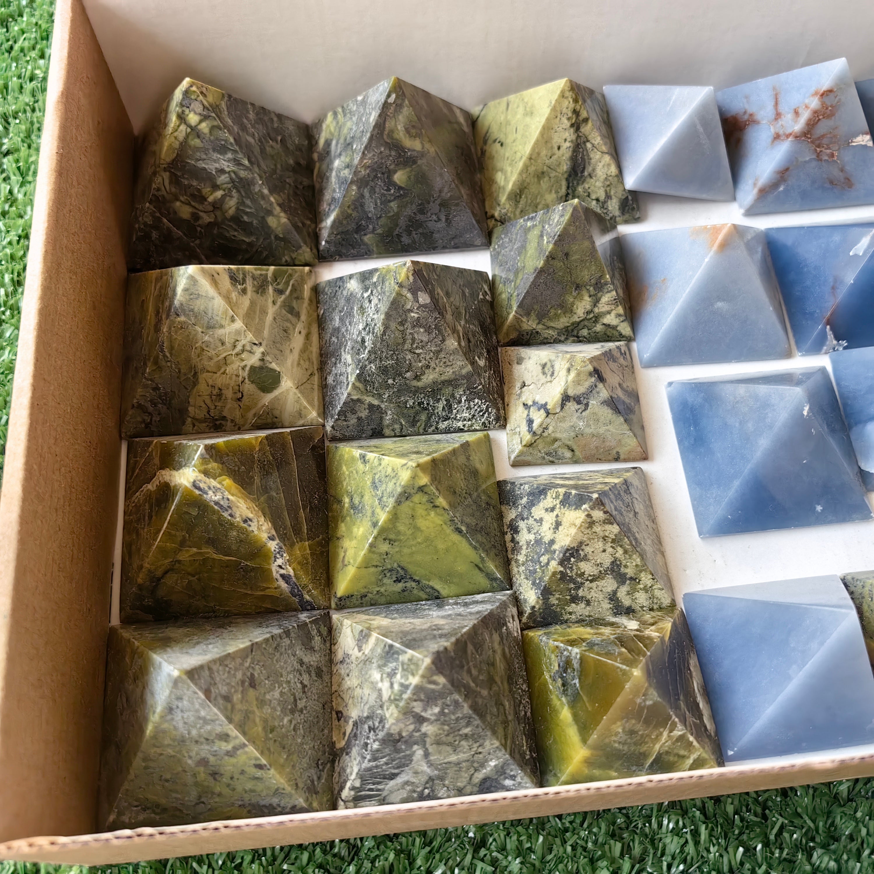 25 pc blue angelite & serpentine pyramids