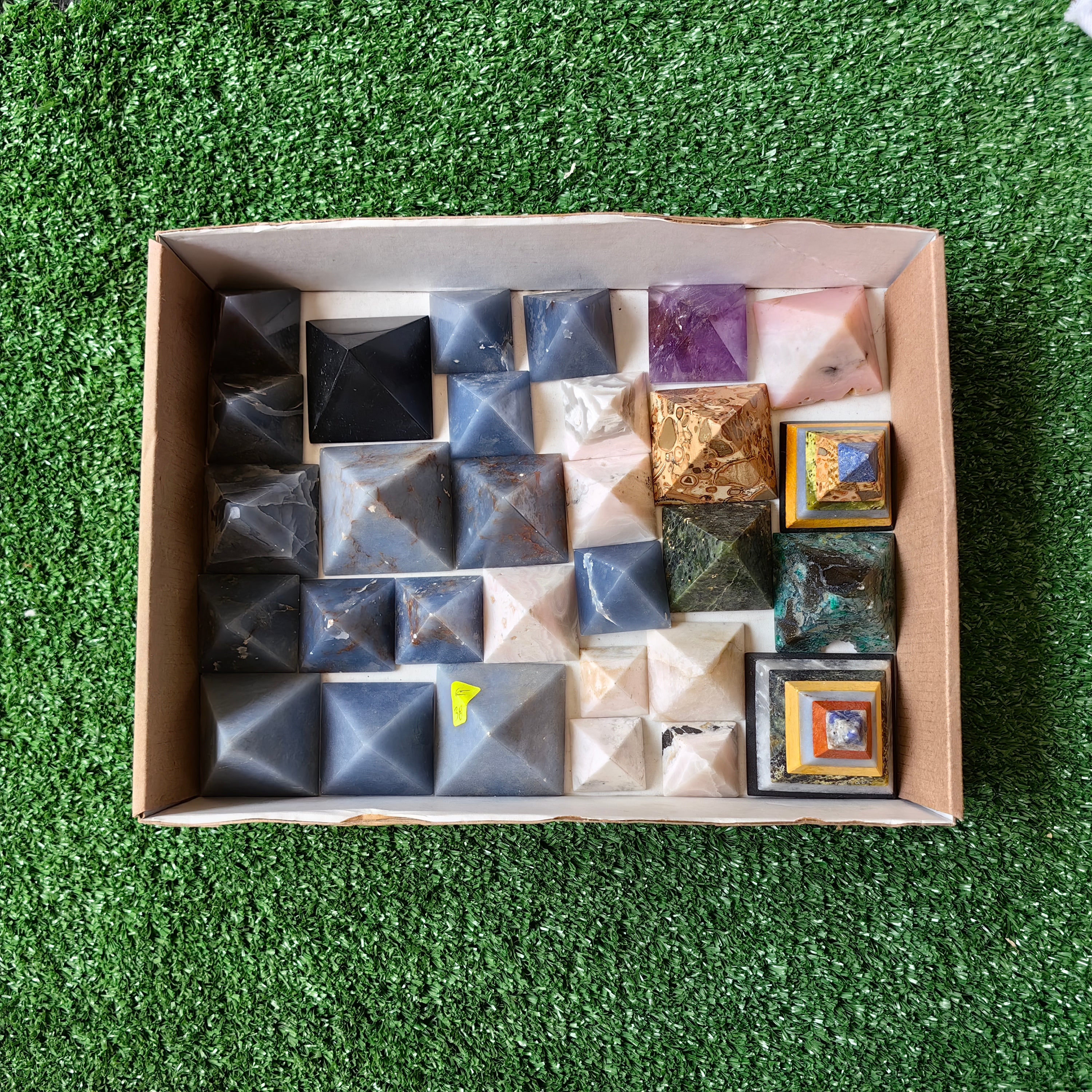 30 pc pyramids mixted in peruvian stones