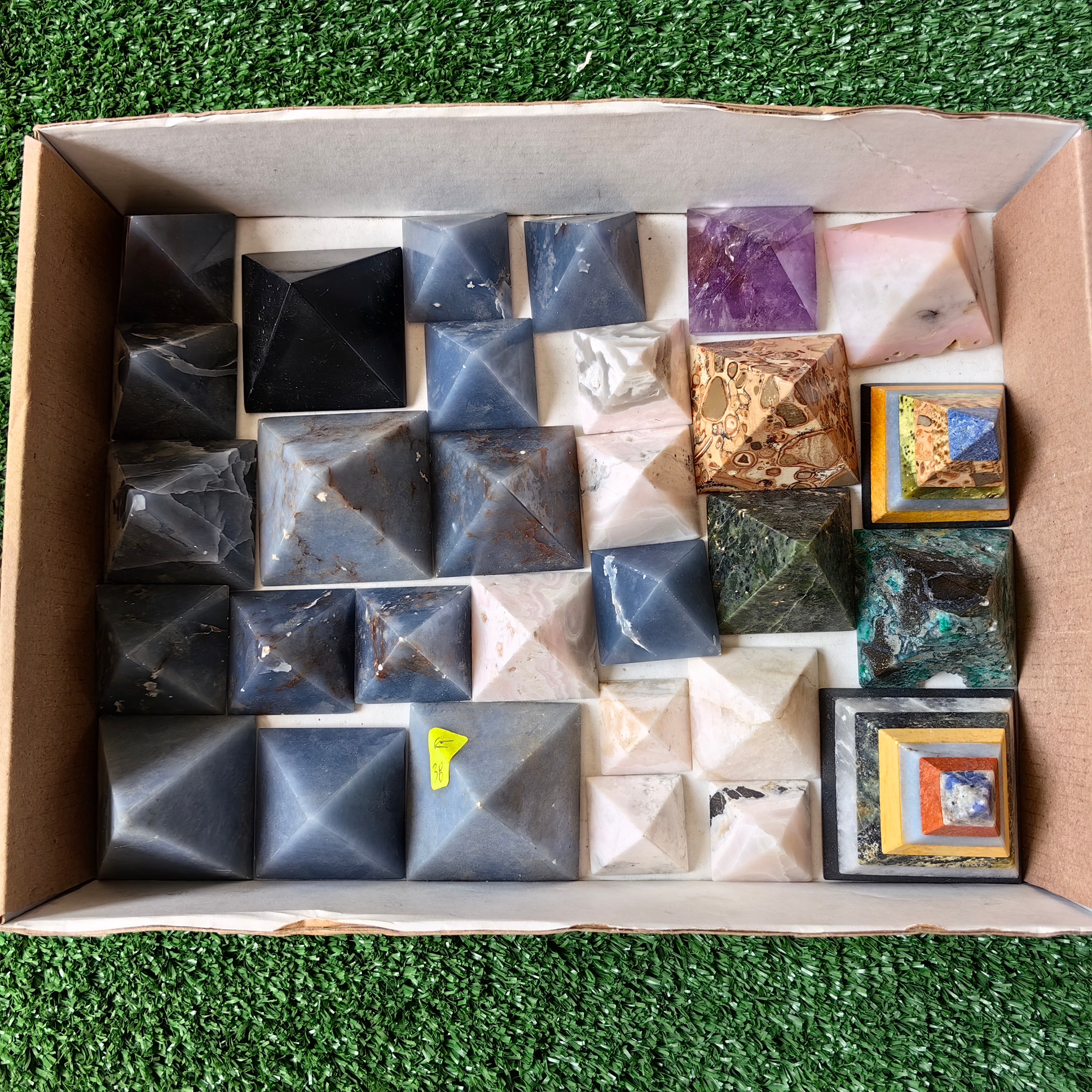 30 pc pyramids mixted in peruvian stones