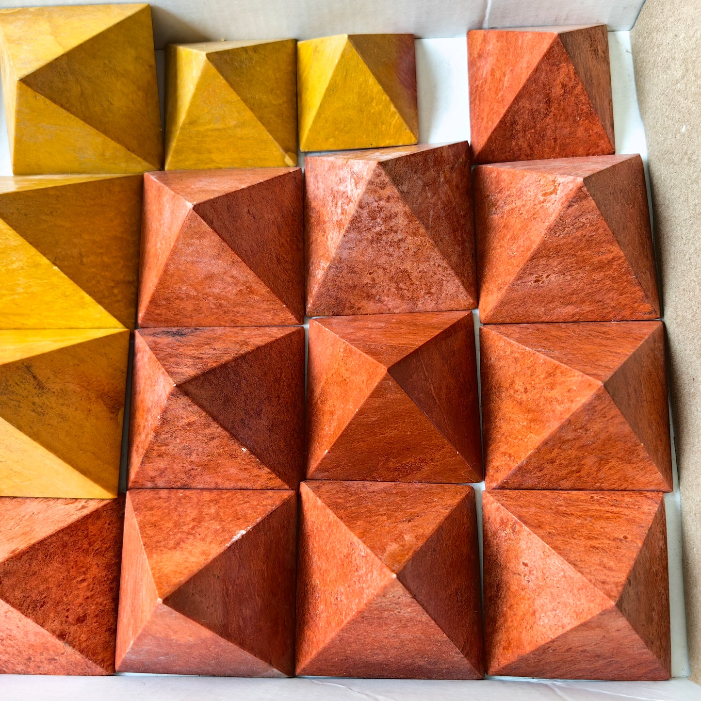 20 pcs pyramids jasper orange / jasper yellow