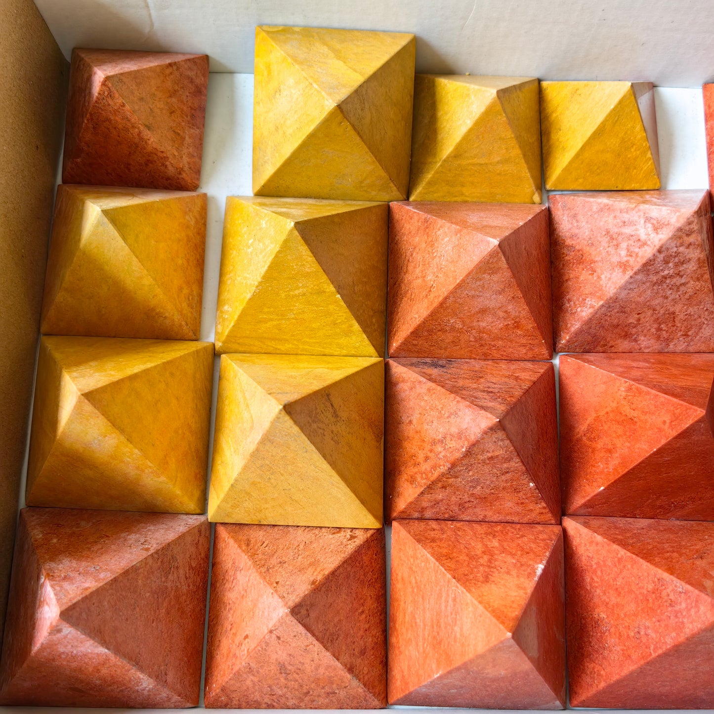 20 pcs pyramids jasper orange / jasper yellow