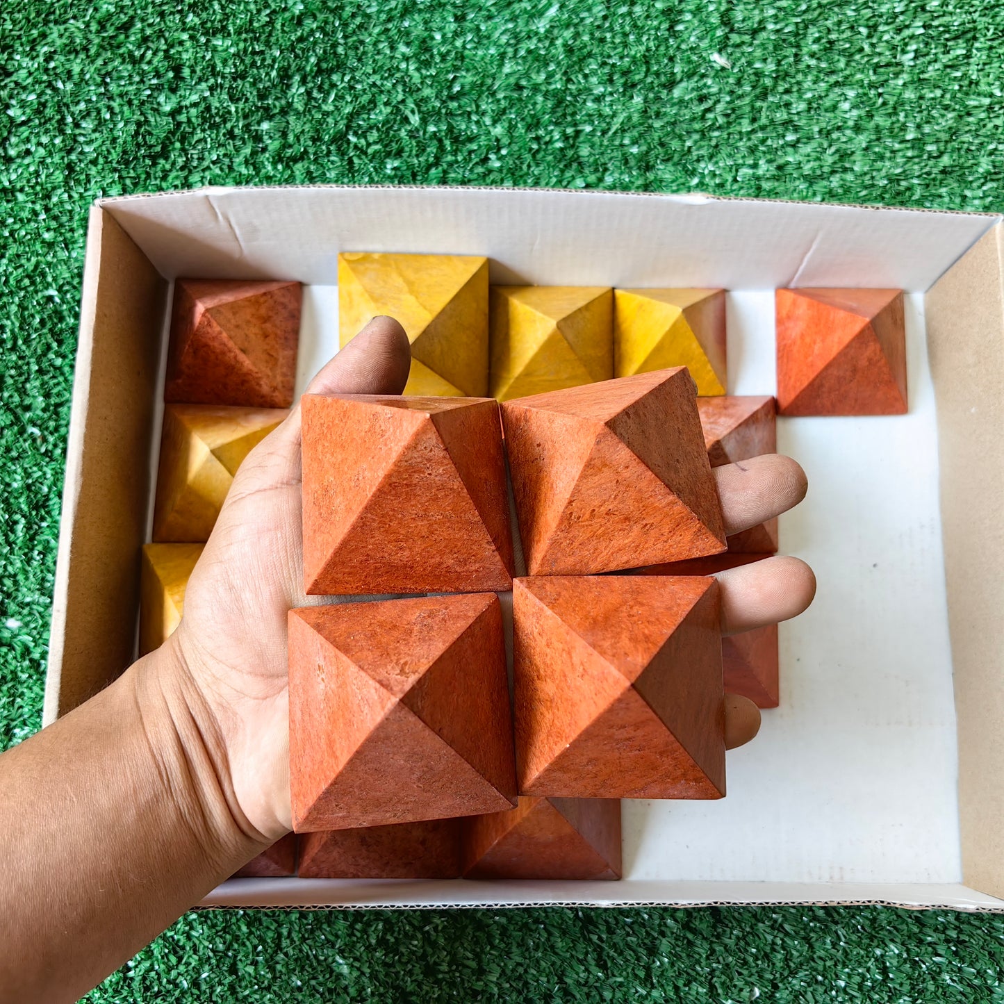 20 pcs pyramids jasper orange / jasper yellow