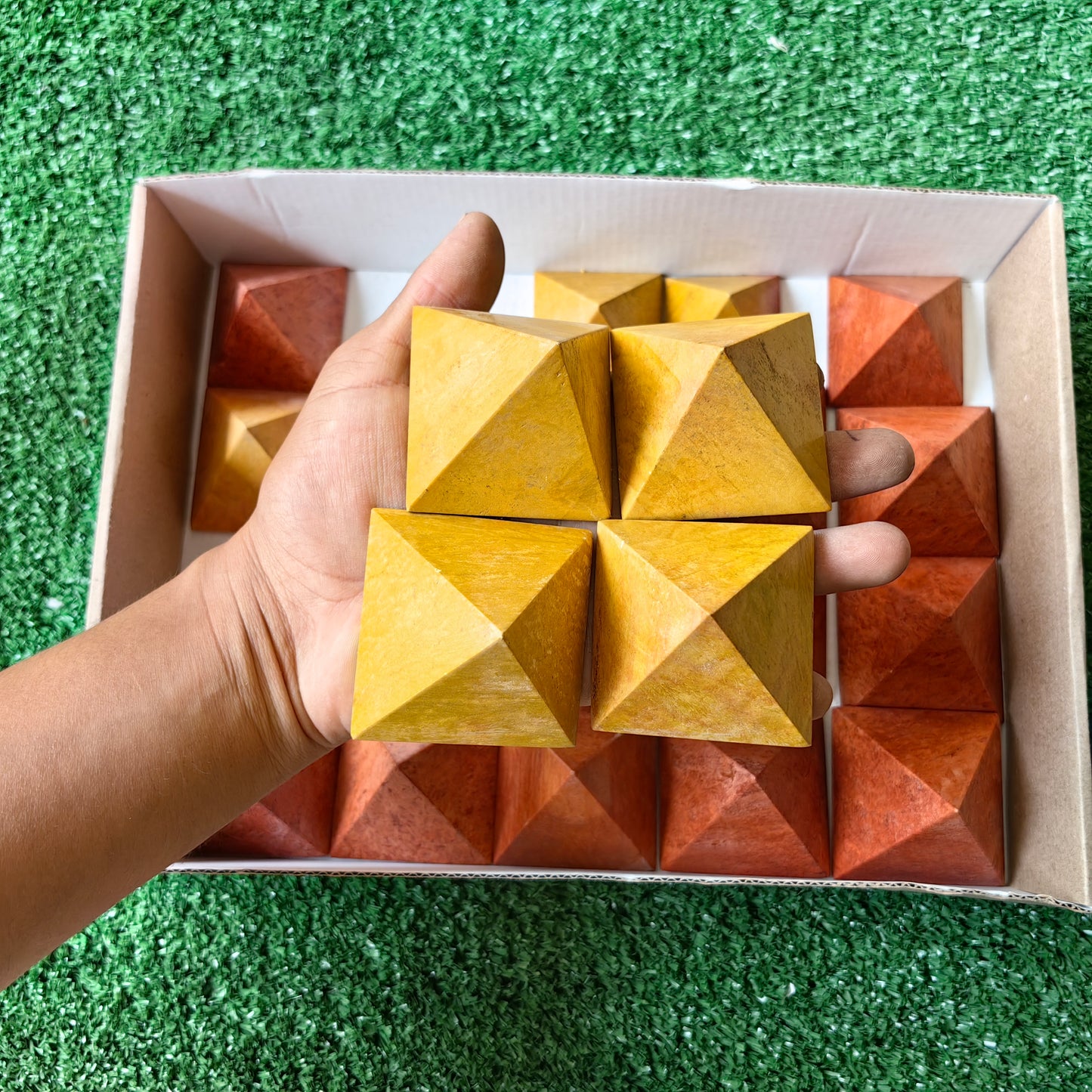 20 pcs pyramids jasper orange / jasper yellow
