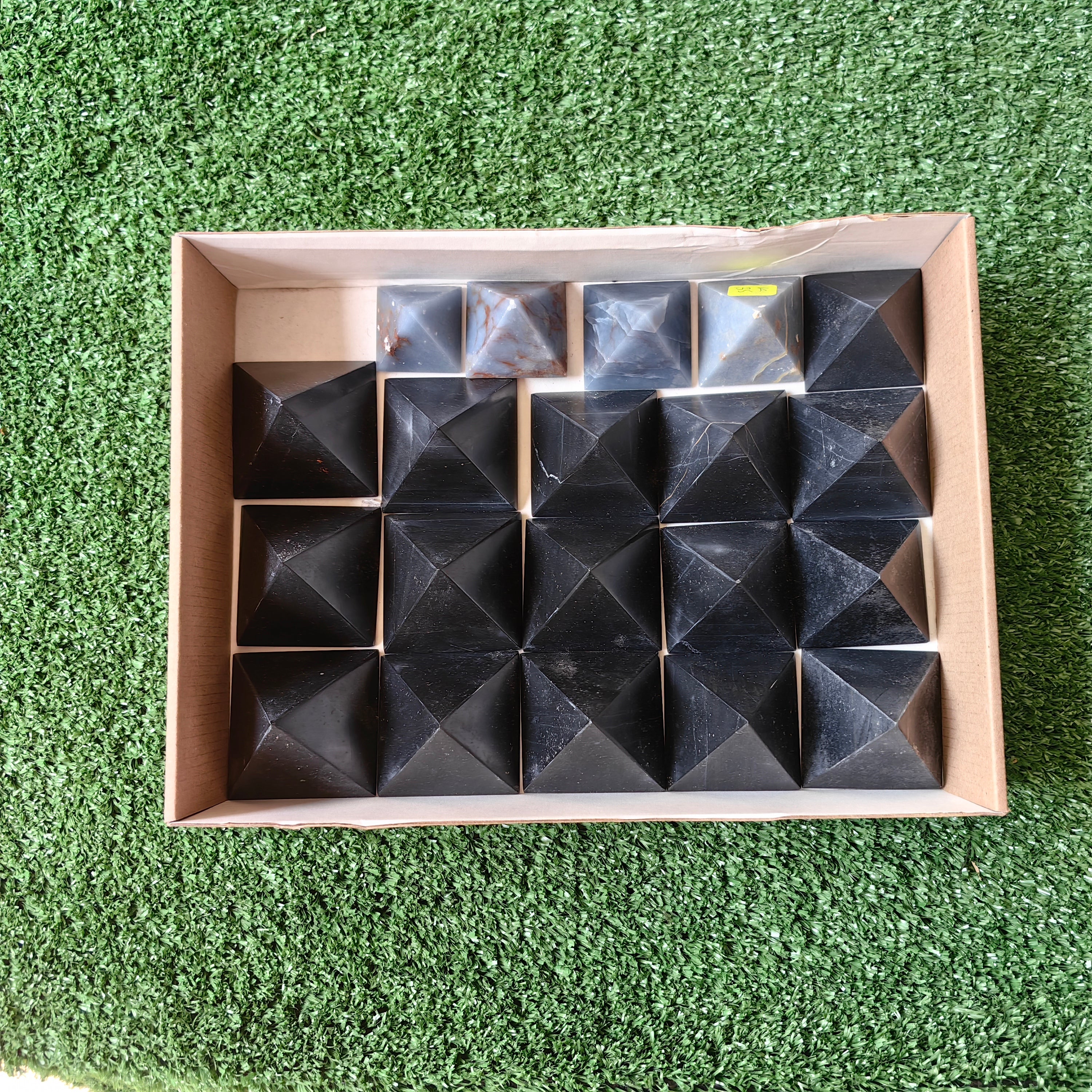 20 pcs pyramids black onix / angelite