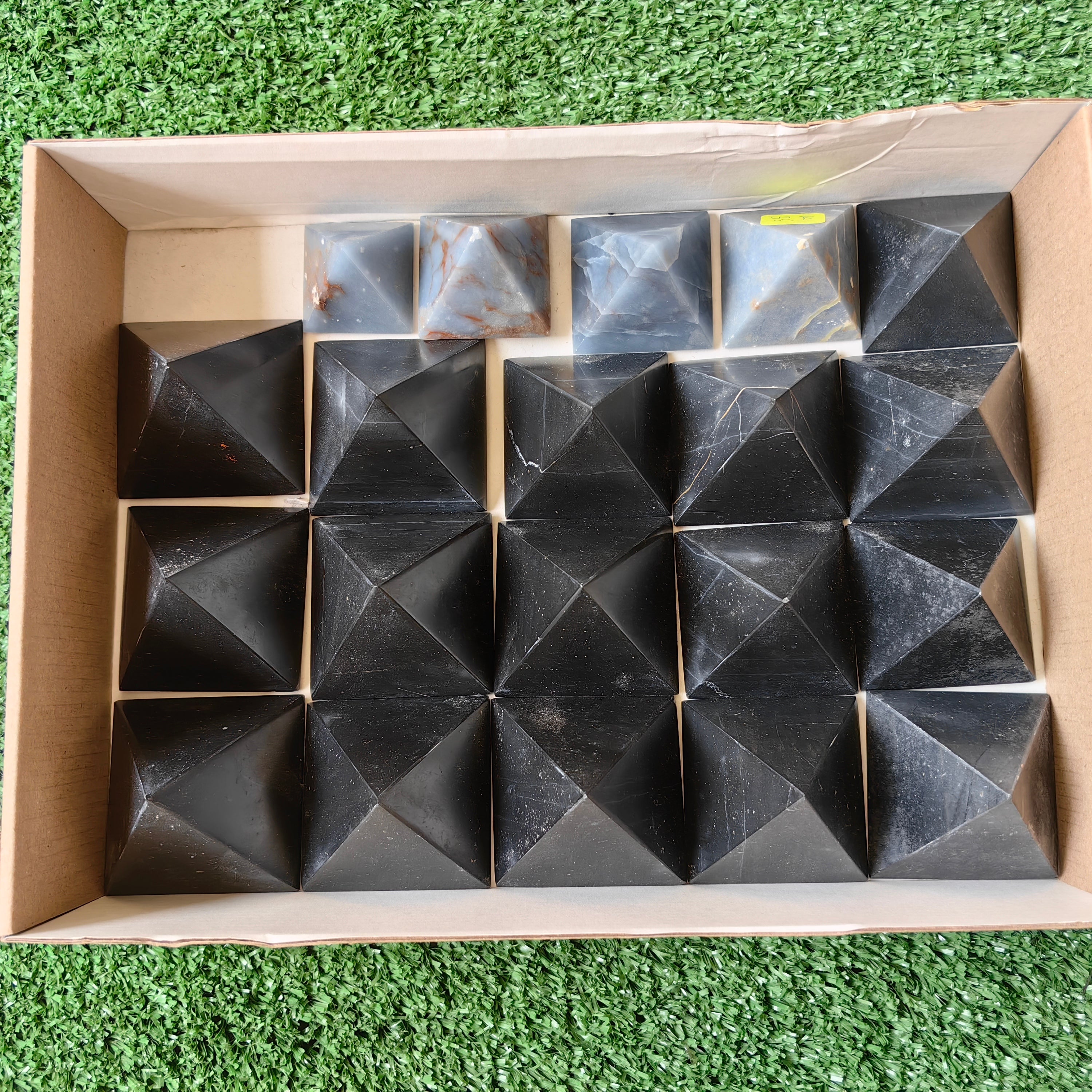 20 pcs pyramids black onix / angelite