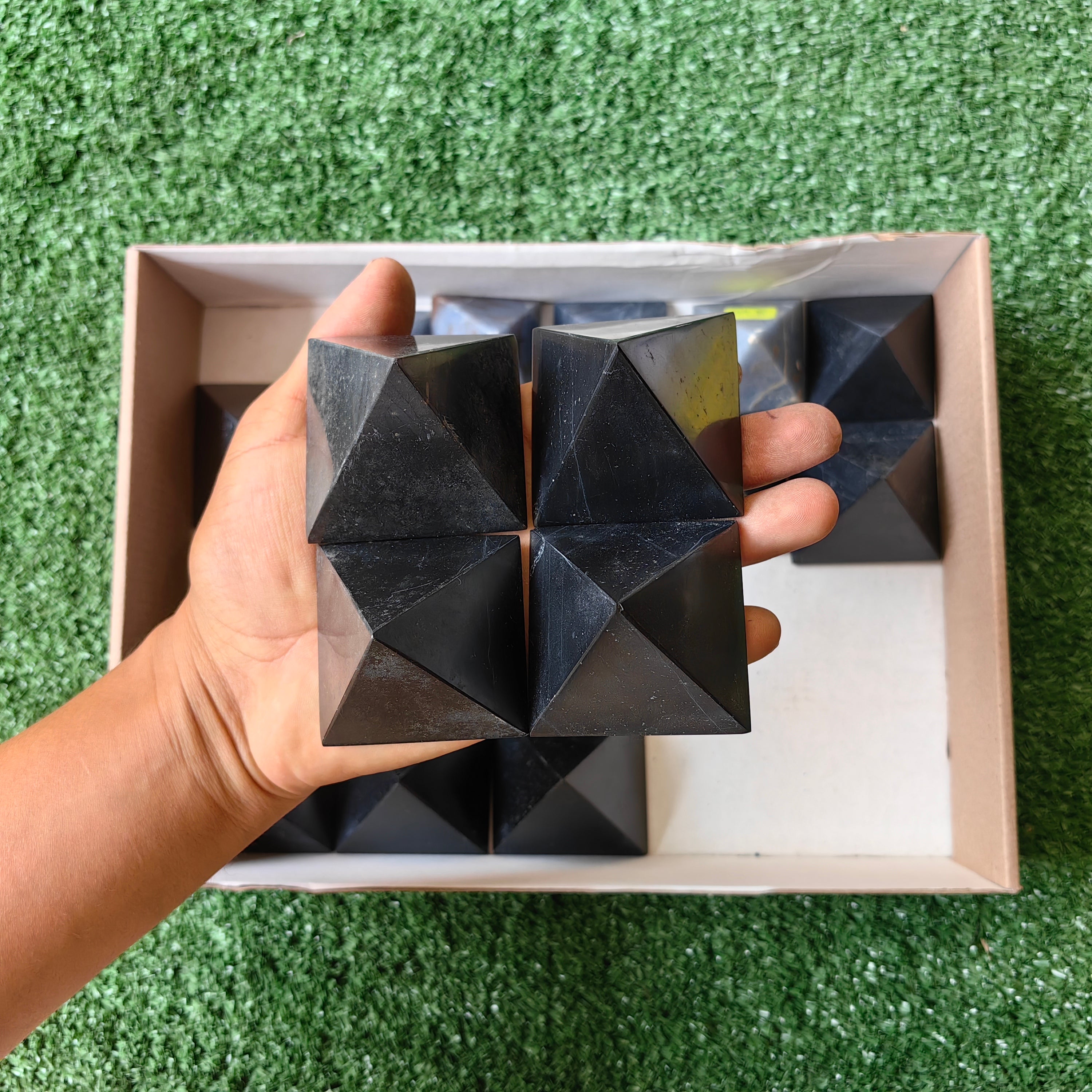 20 pcs pyramids black onix / angelite