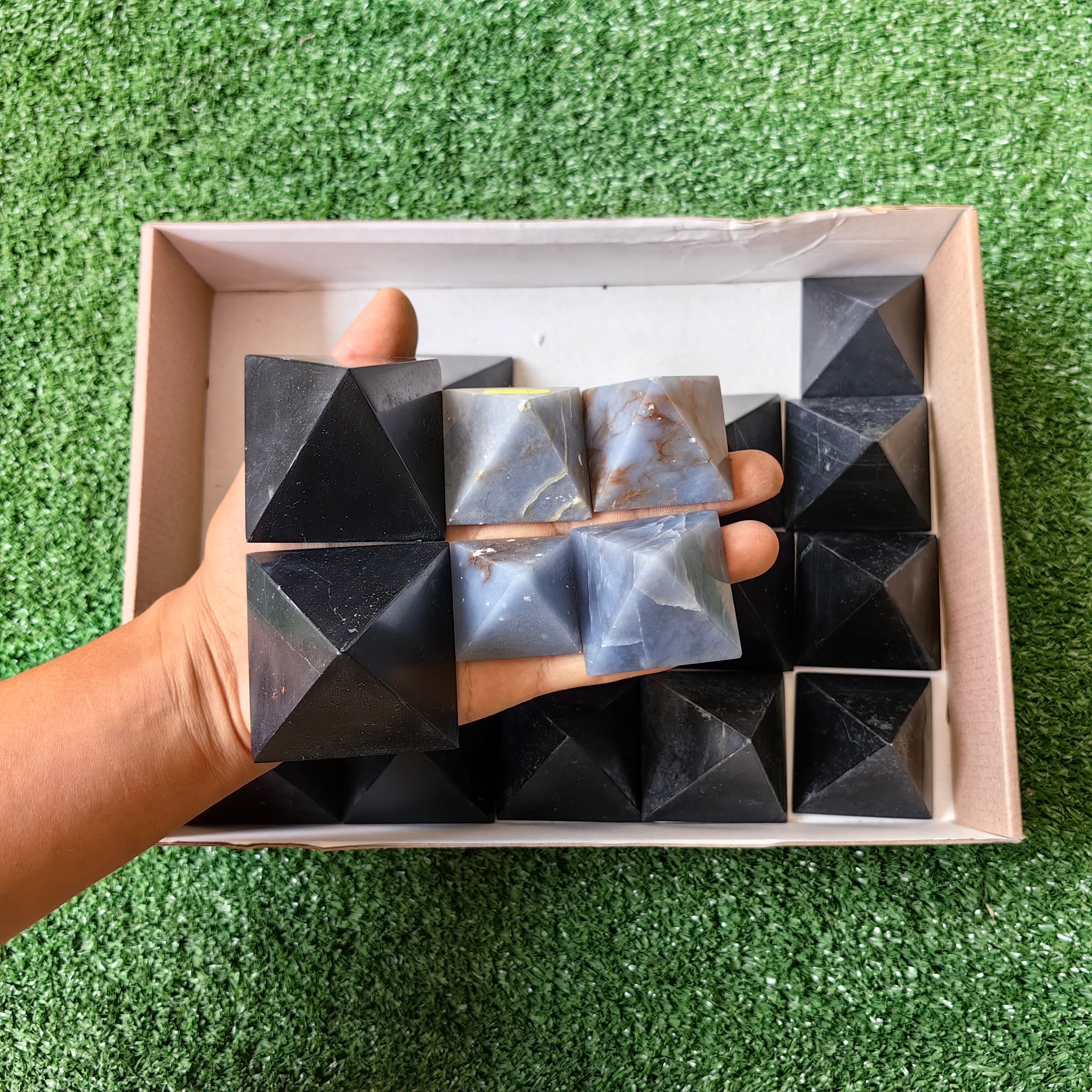20 pcs pyramids black onix / angelite