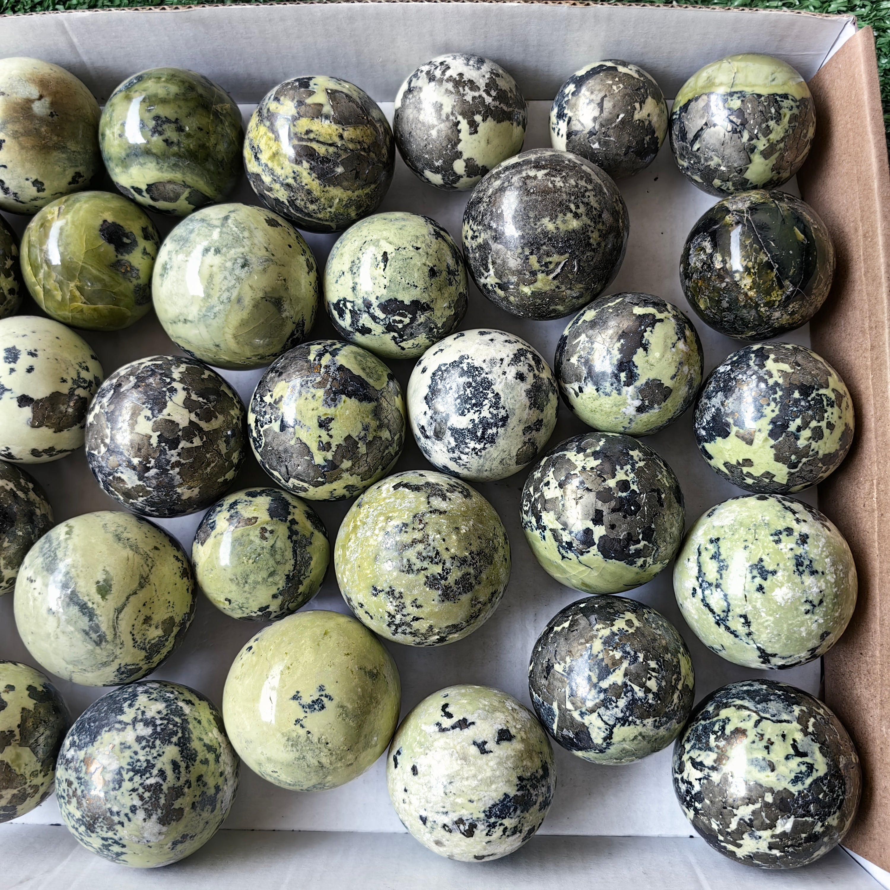 33 pcs serpentine with pyrite spheres