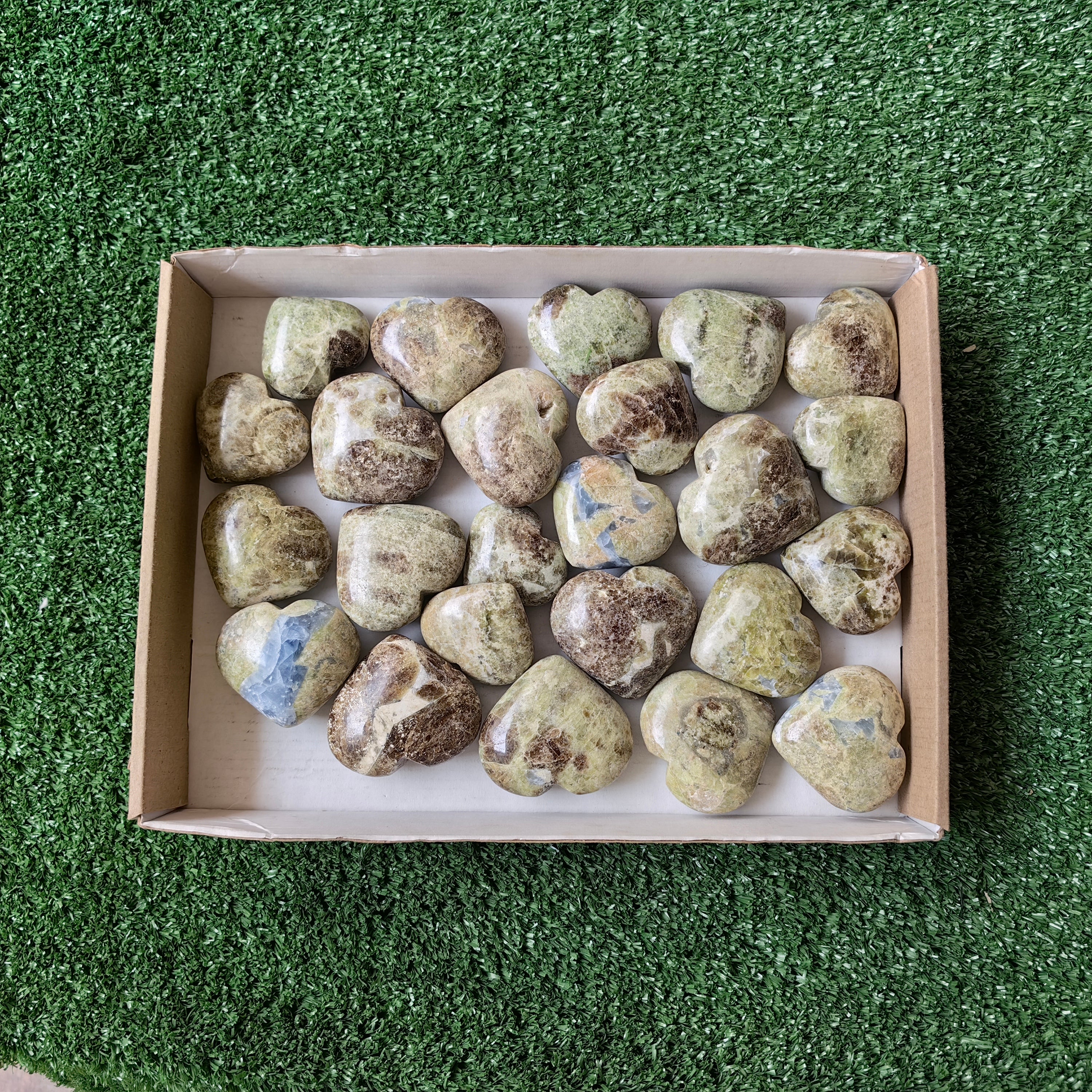 24 pcs hearts of visuvianite with garnet