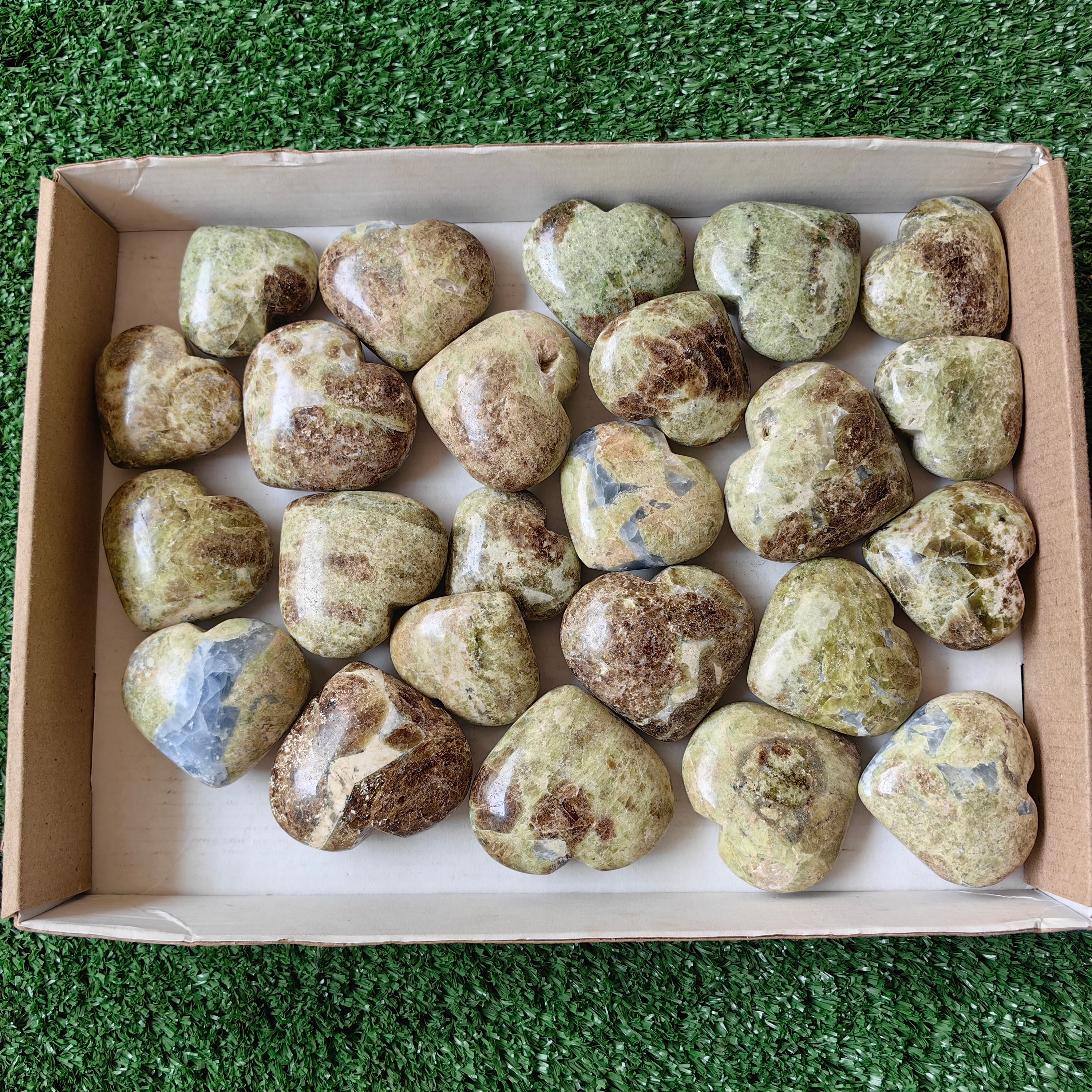 24 pcs hearts of visuvianite with garnet