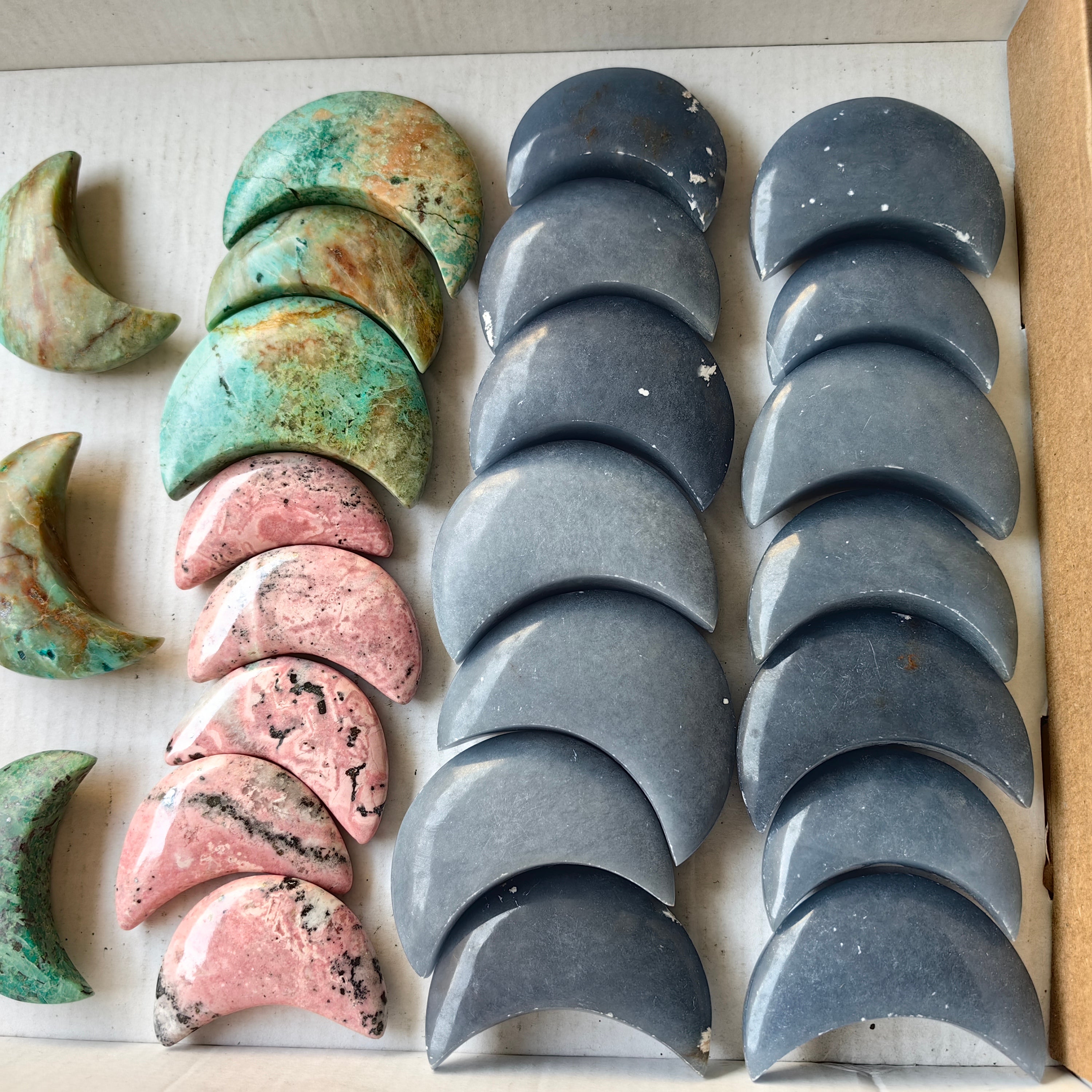 Lot 32 pcs Peruvian Turquoise / Angelite / Rhodonite moon