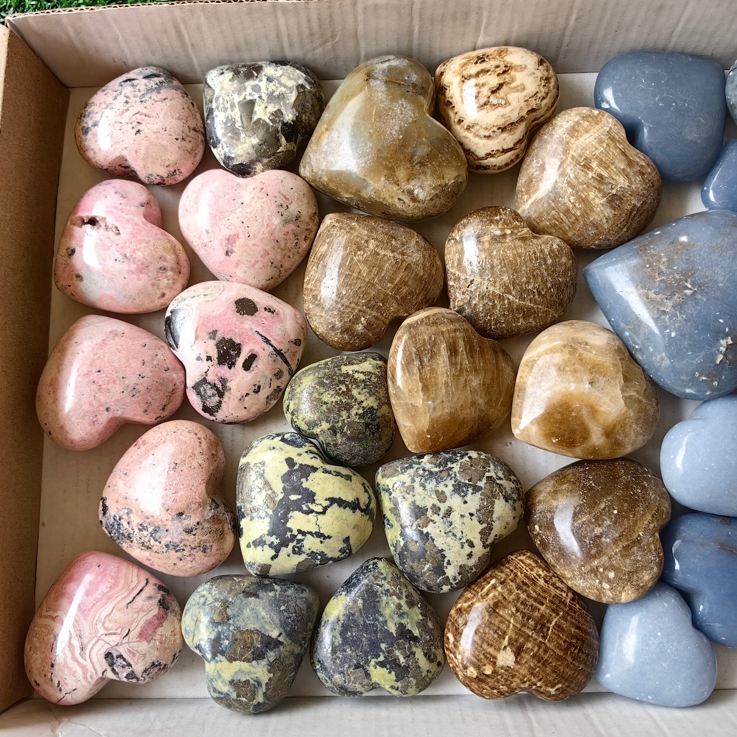Lot 33 pcs Mixed Heart Stones