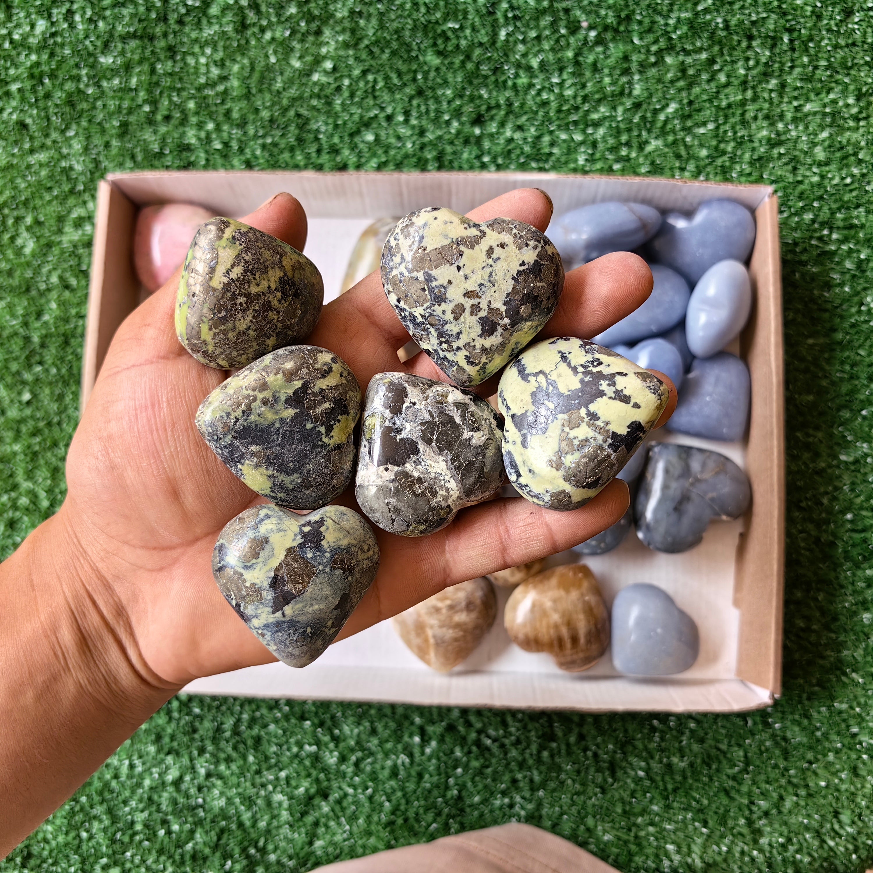 Lot 33 pcs Mixed Heart Stones