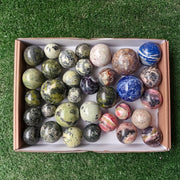 Lot 33 pcs Spheres de Mixed Stones