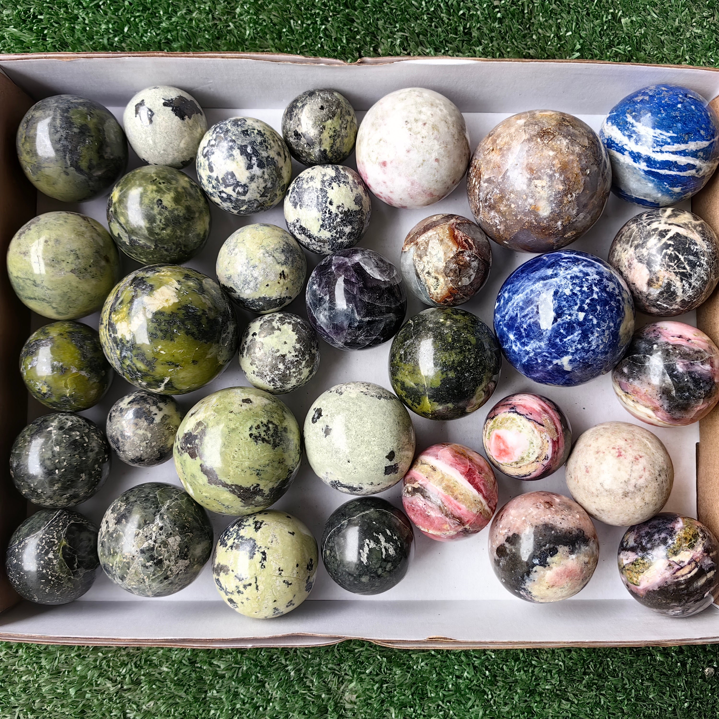 Lot 33 pcs Spheres de Mixed Stones