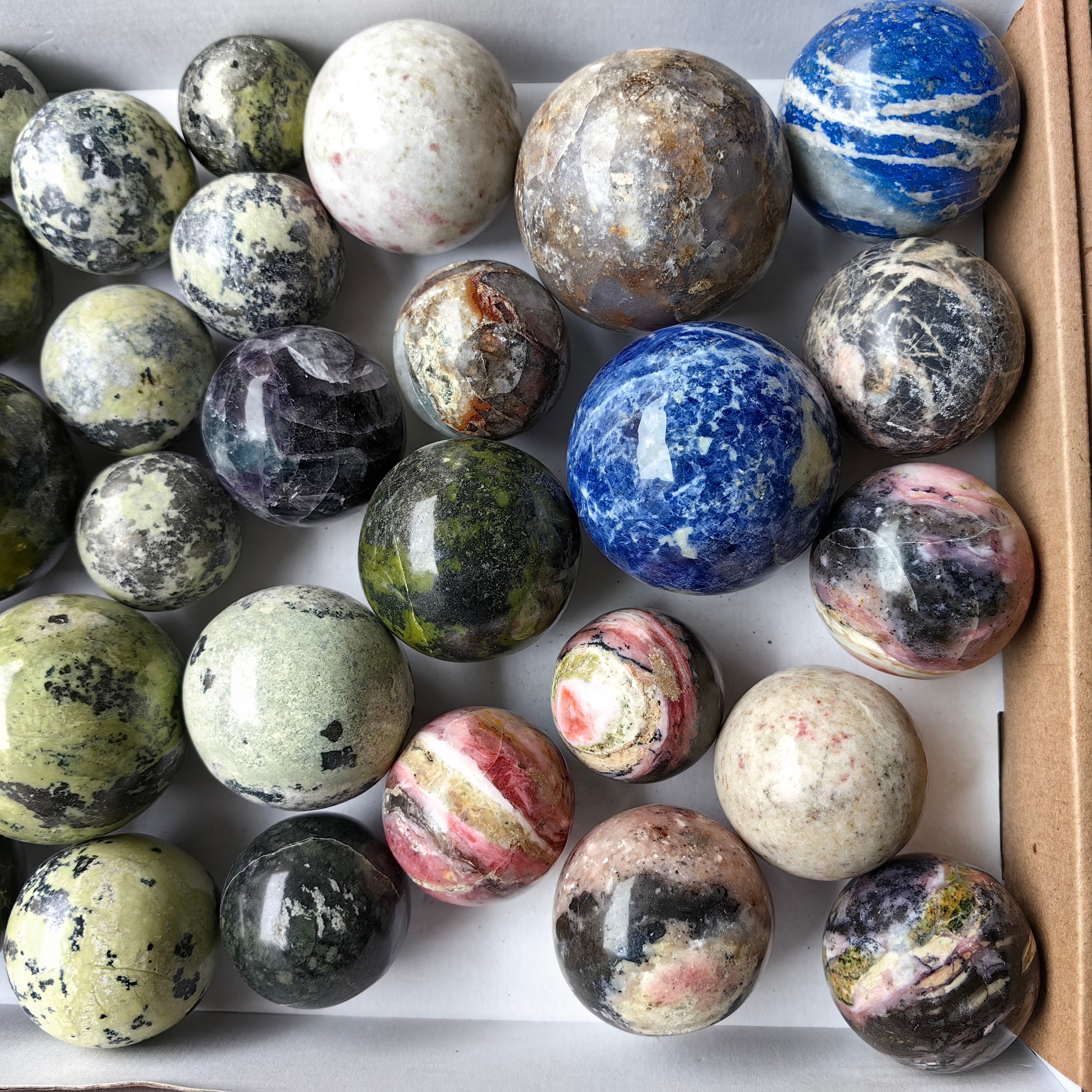 Lot 33 pcs Spheres de Mixed Stones