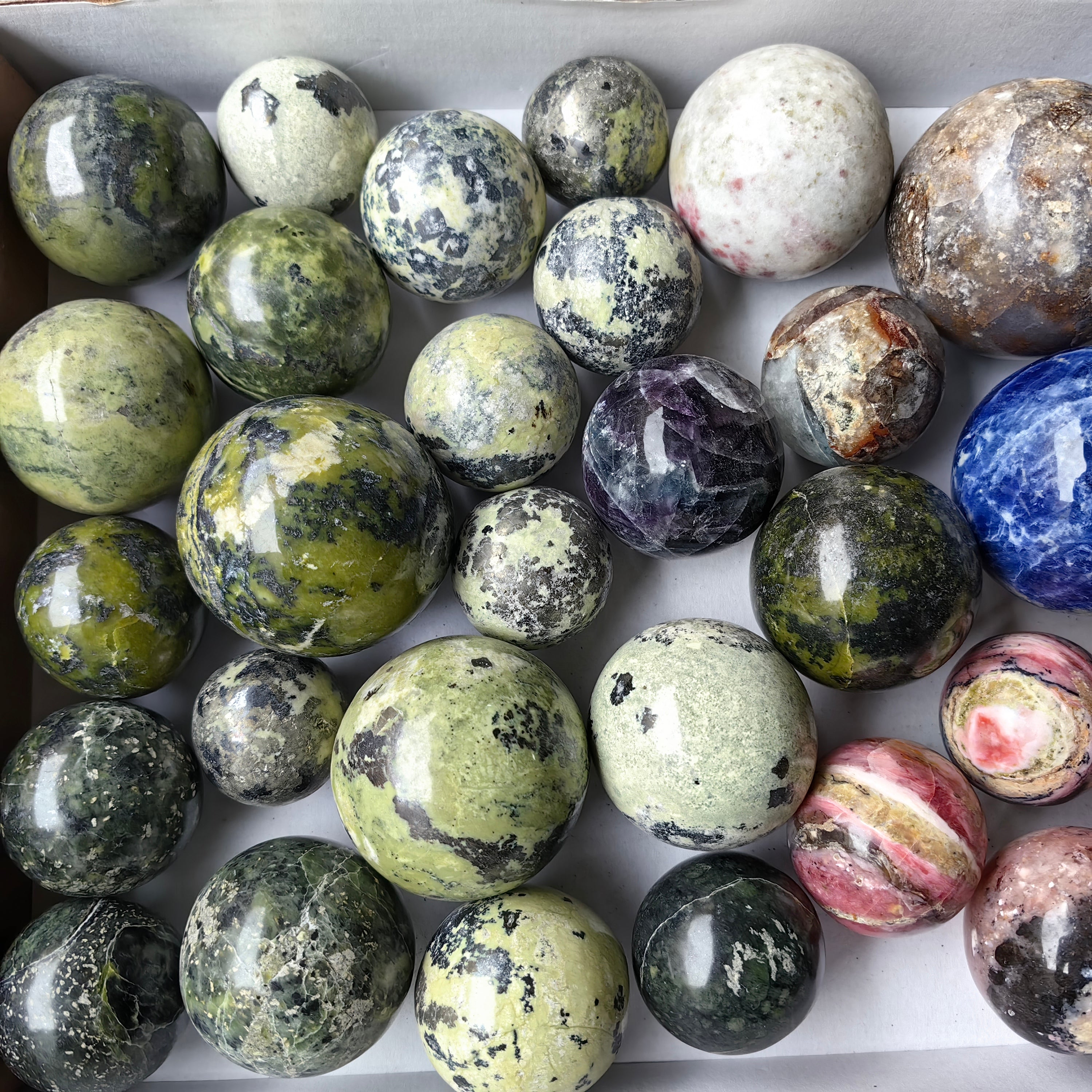 Lot 33 pcs Spheres de Mixed Stones