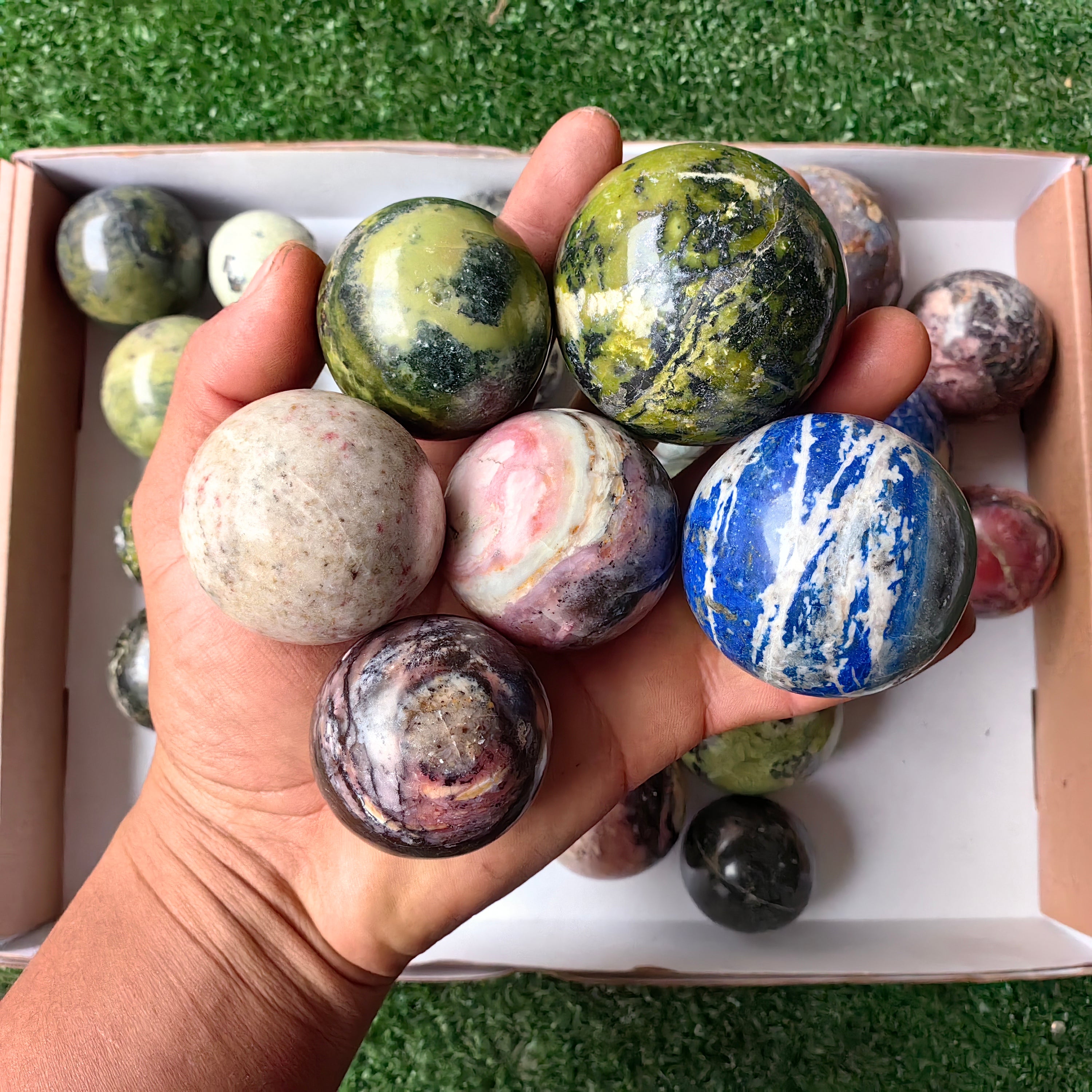 Lot 33 pcs Spheres de Mixed Stones