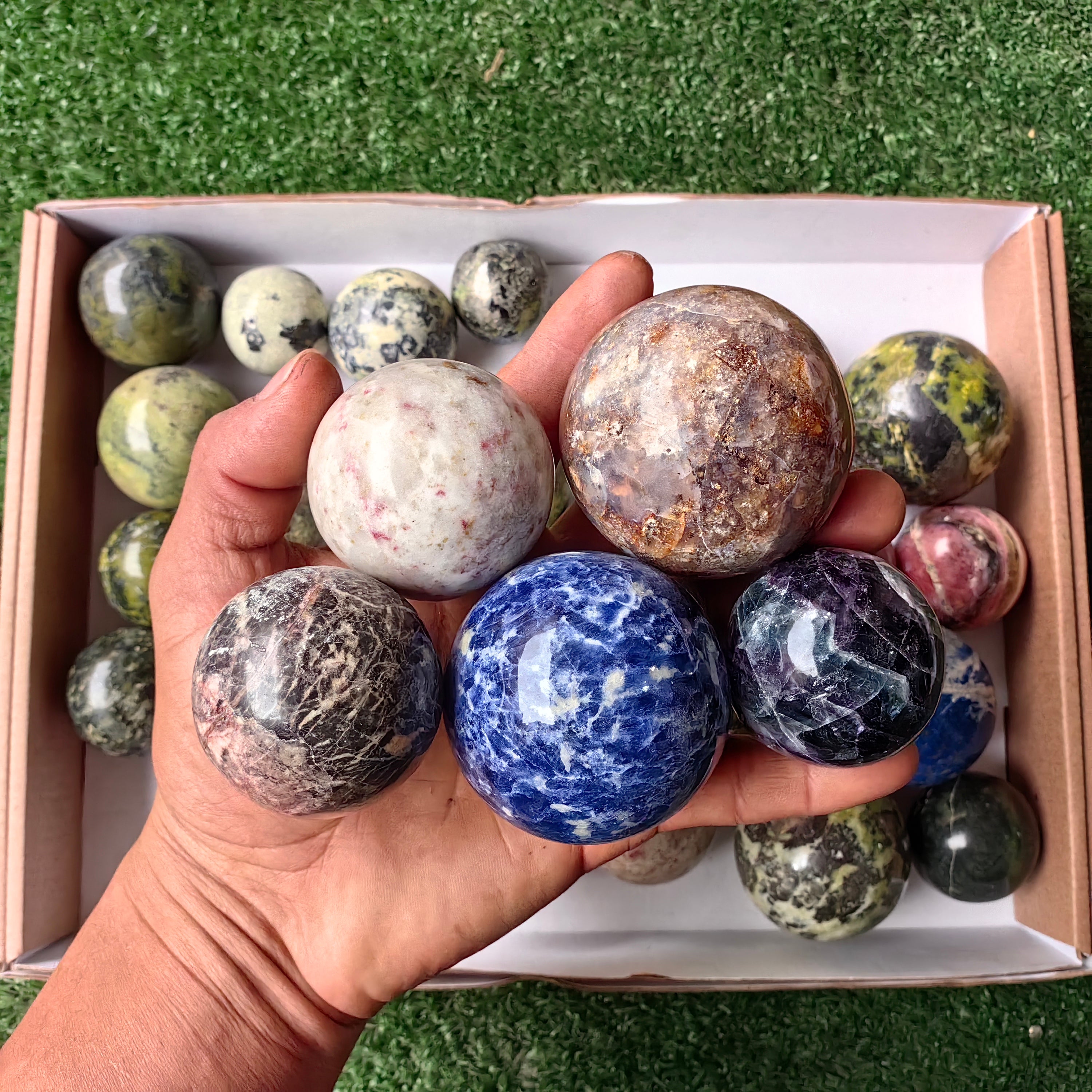 Lot 33 pcs Spheres de Mixed Stones