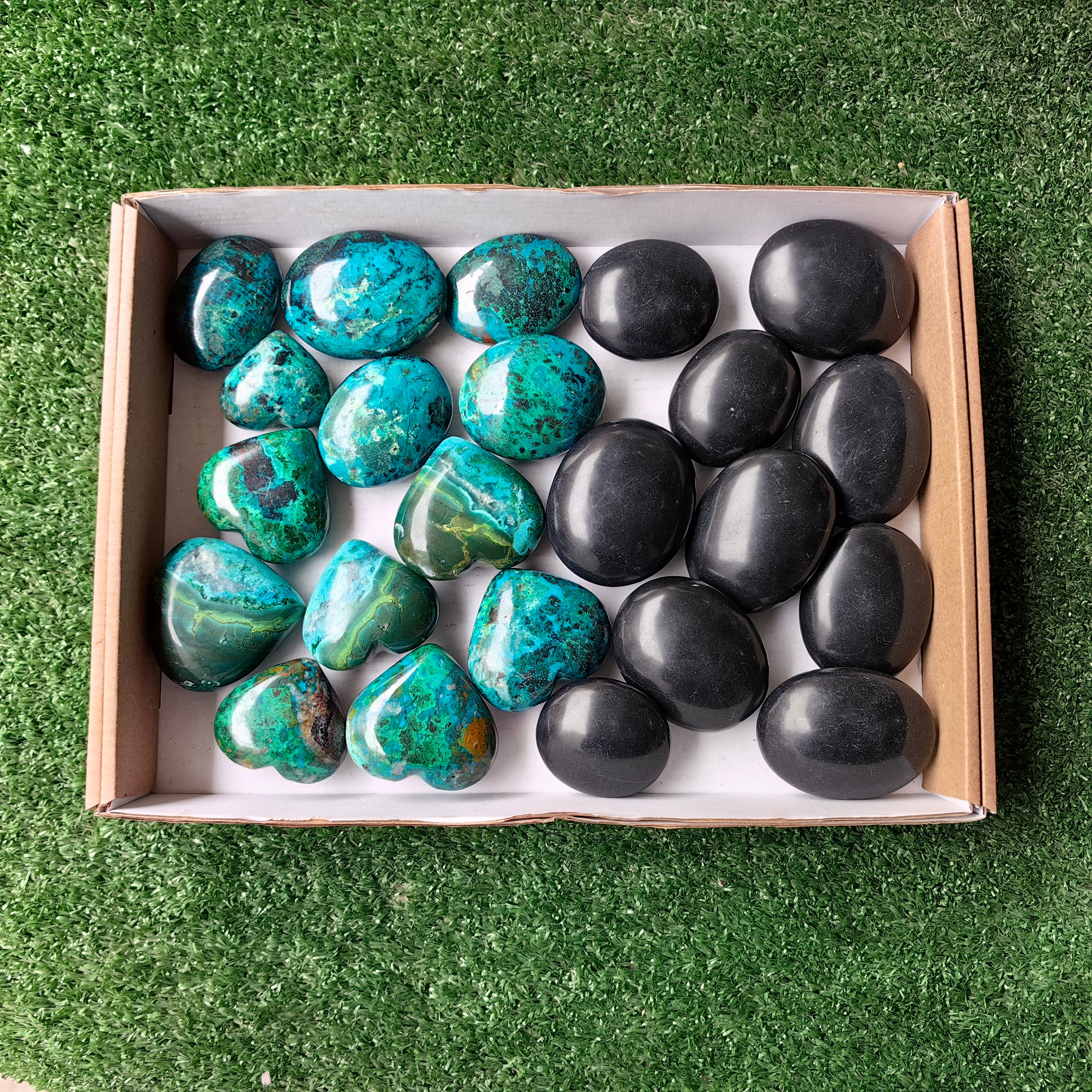 Lot 18 pcs Chysocolla Heart, Onix Black Palm