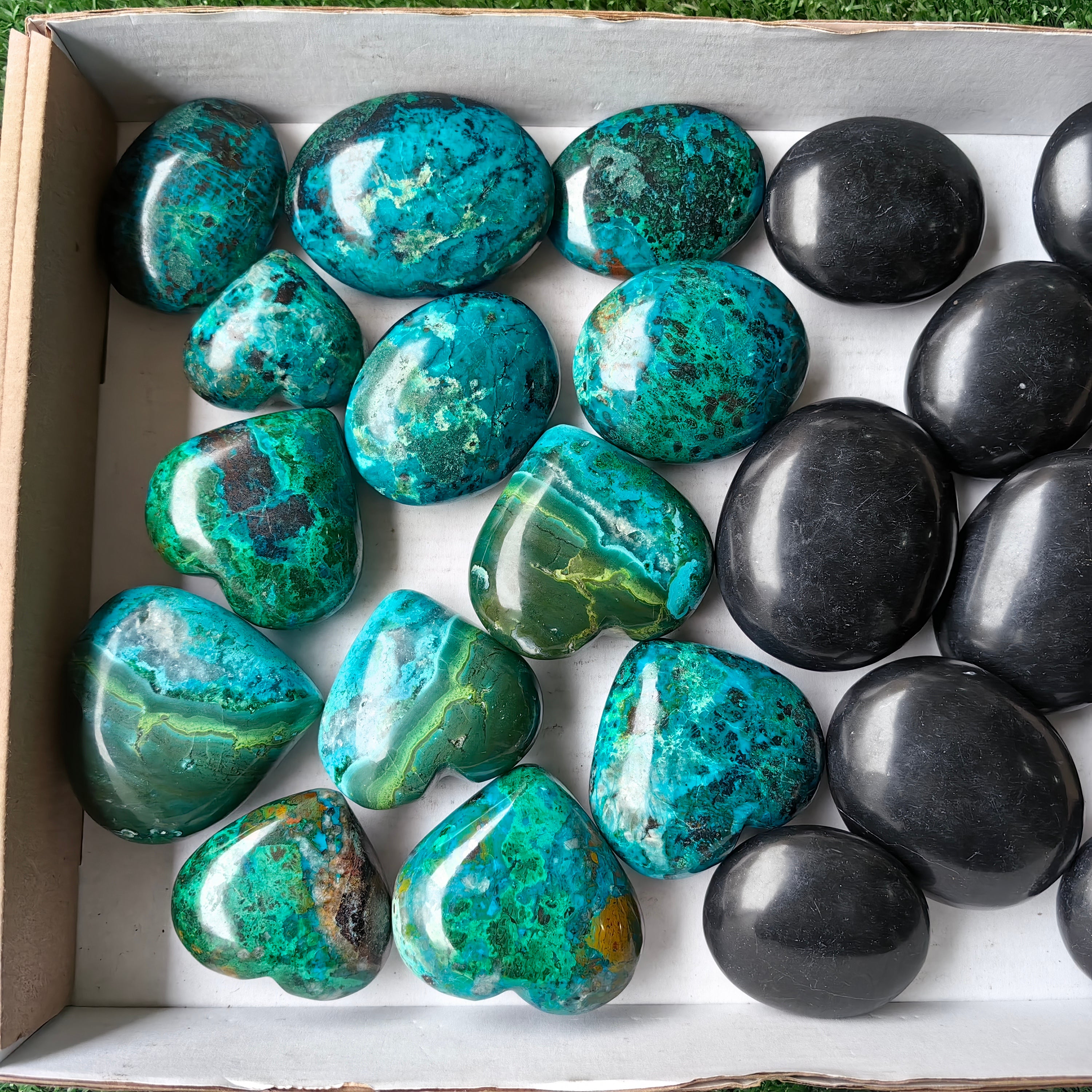 Lot 18 pcs Chysocolla Heart, Onix Black Palm