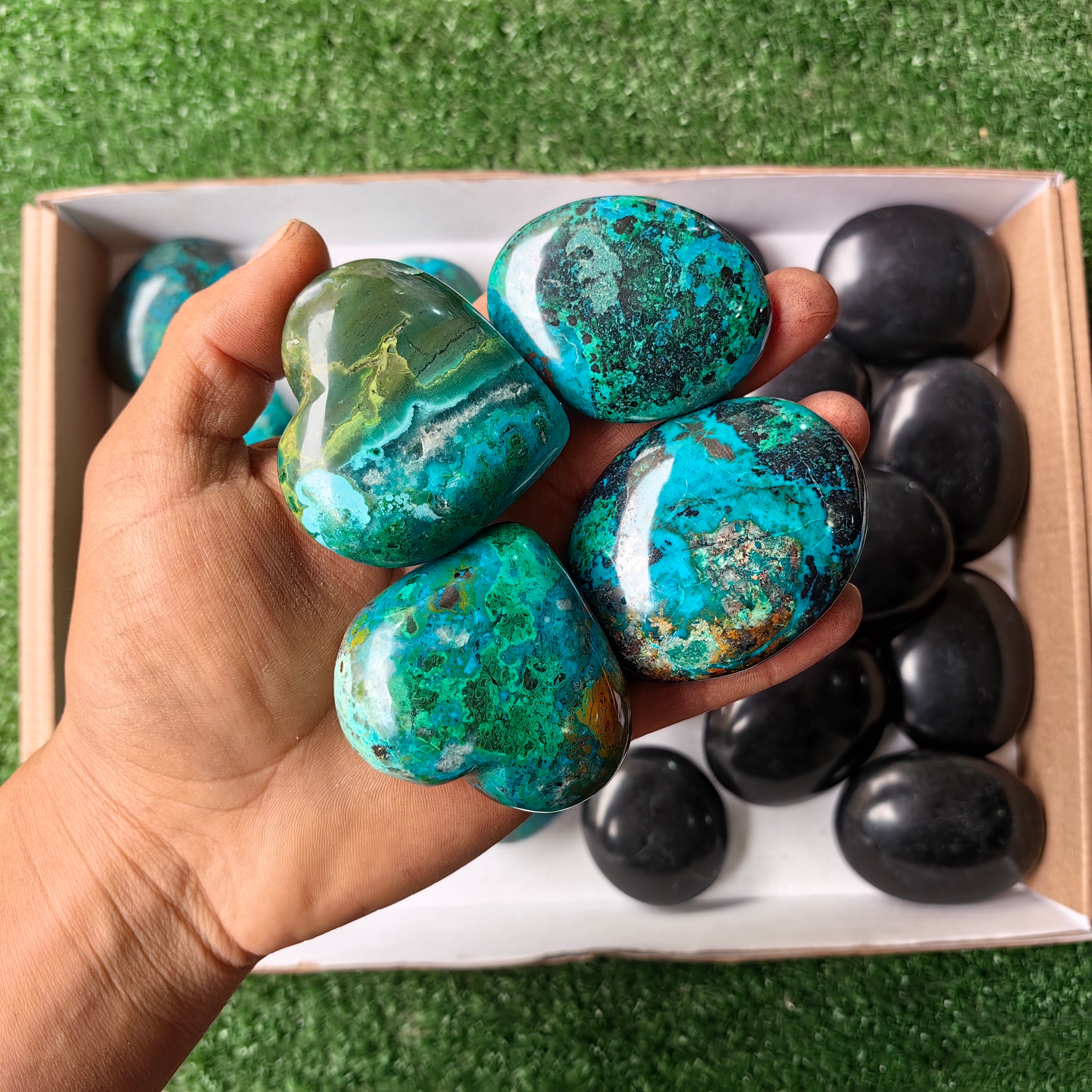 Lot 18 pcs Chysocolla Heart, Onix Black Palm