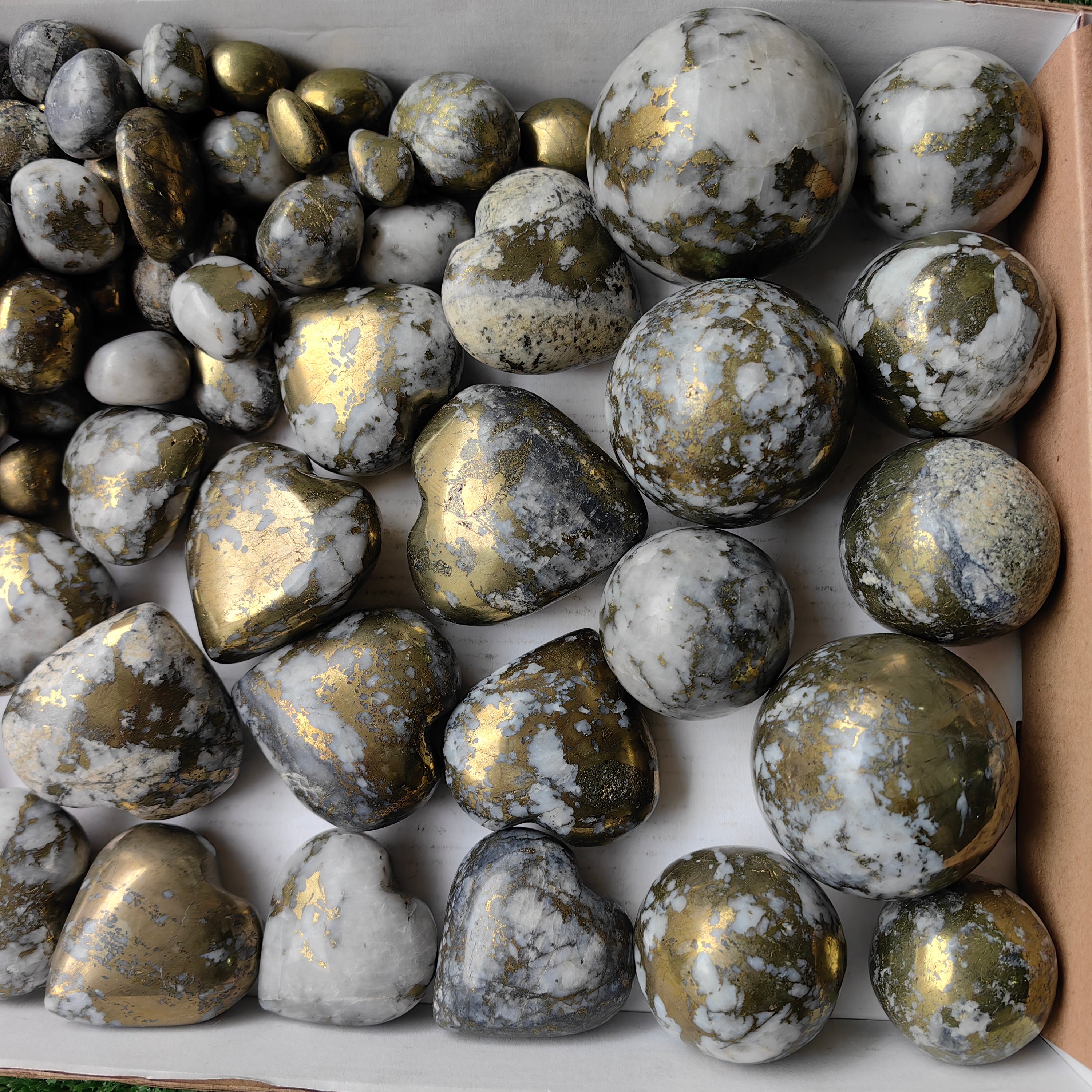 Lot 3.7 kg Chalcopyrite on Quartz Mixed