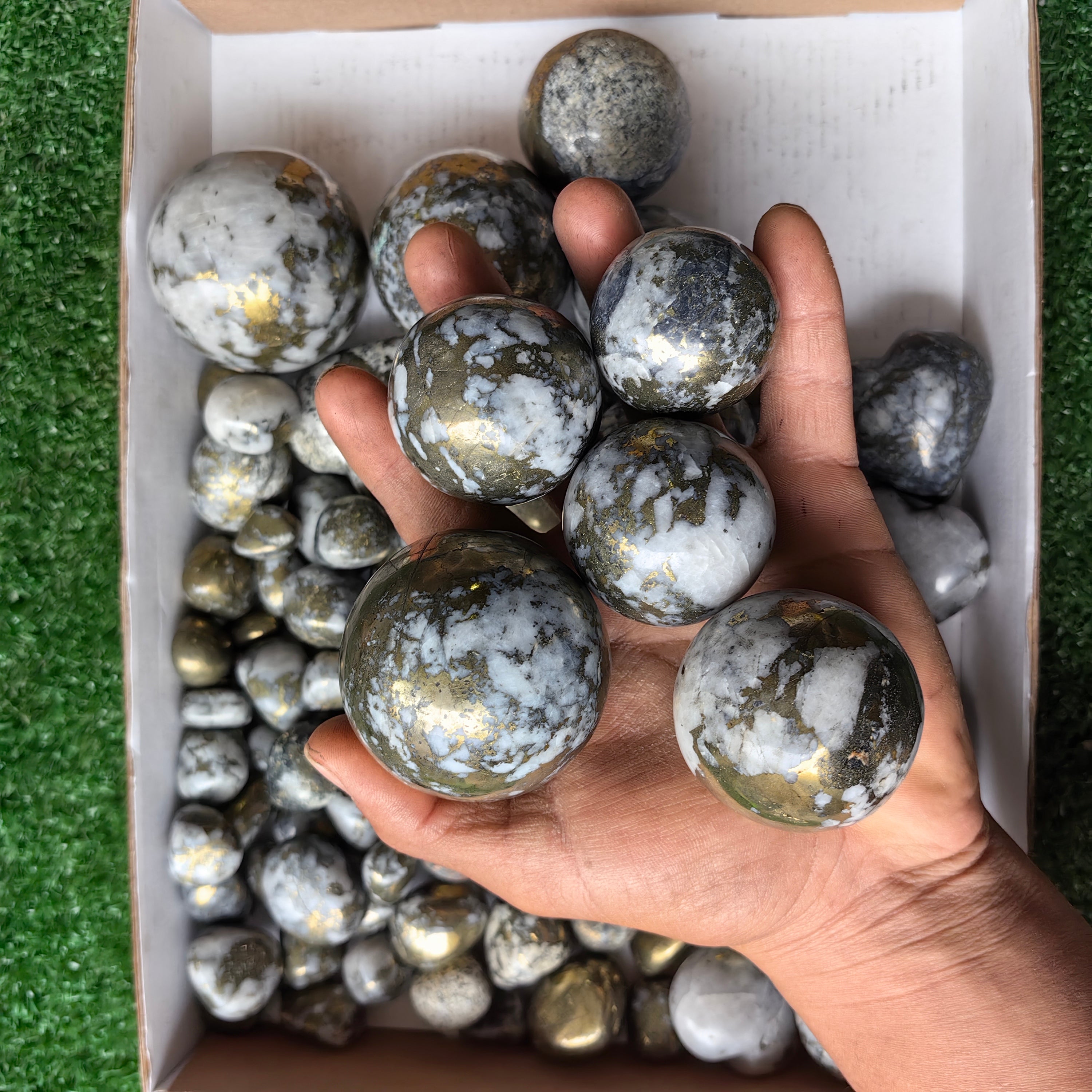 Lot 3.7 kg Chalcopyrite on Quartz Mixed