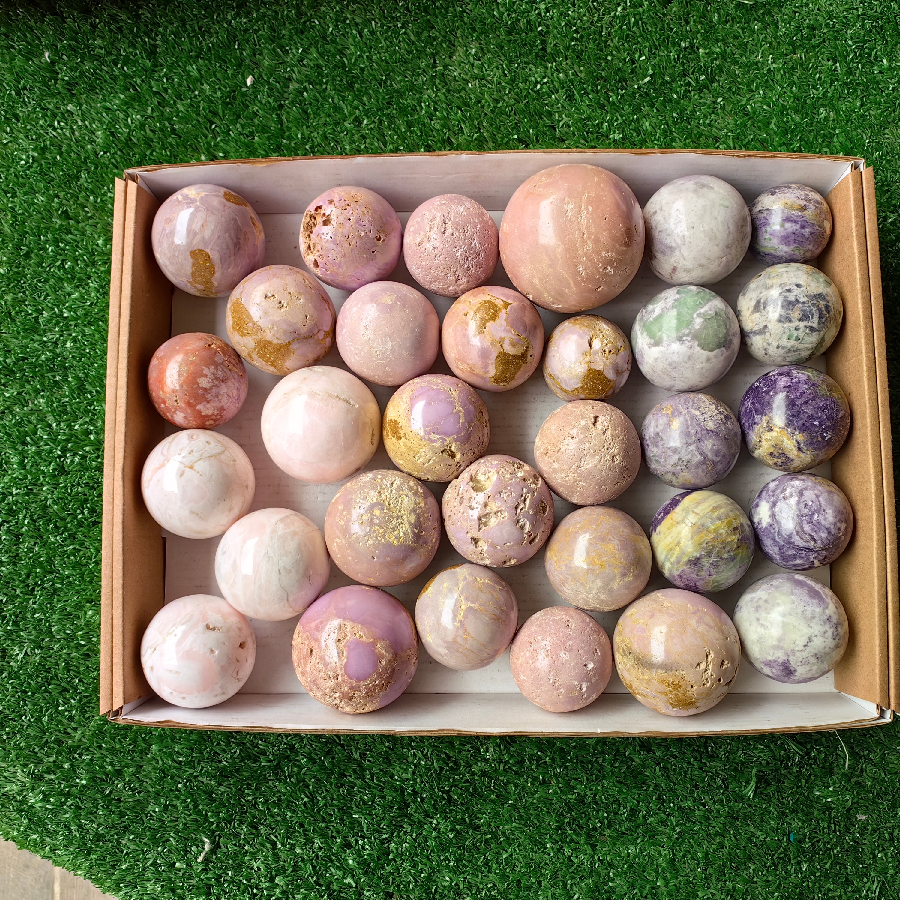 Lot 31 pcs Mixed Stone Spheres