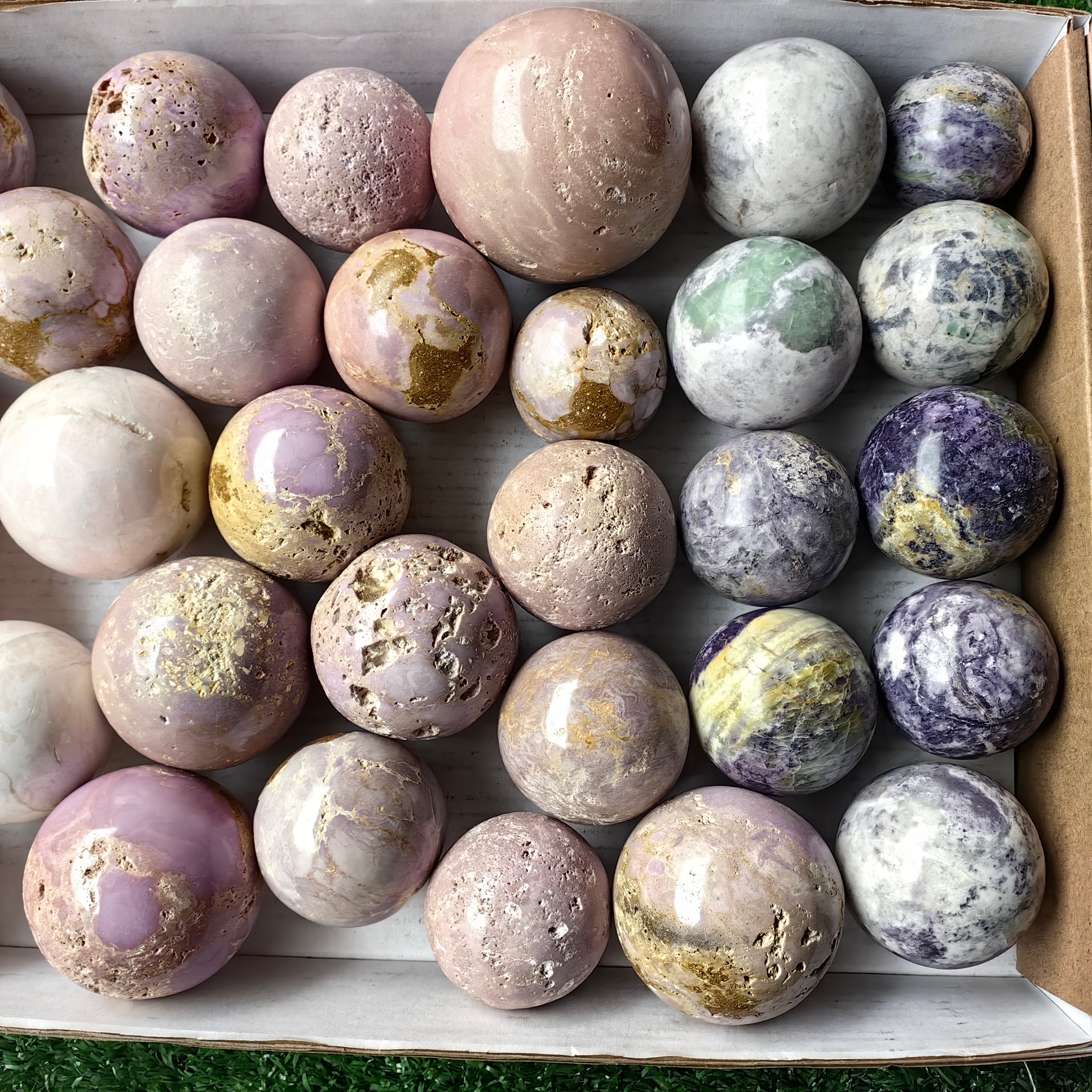 Lot 31 pcs Mixed Stone Spheres