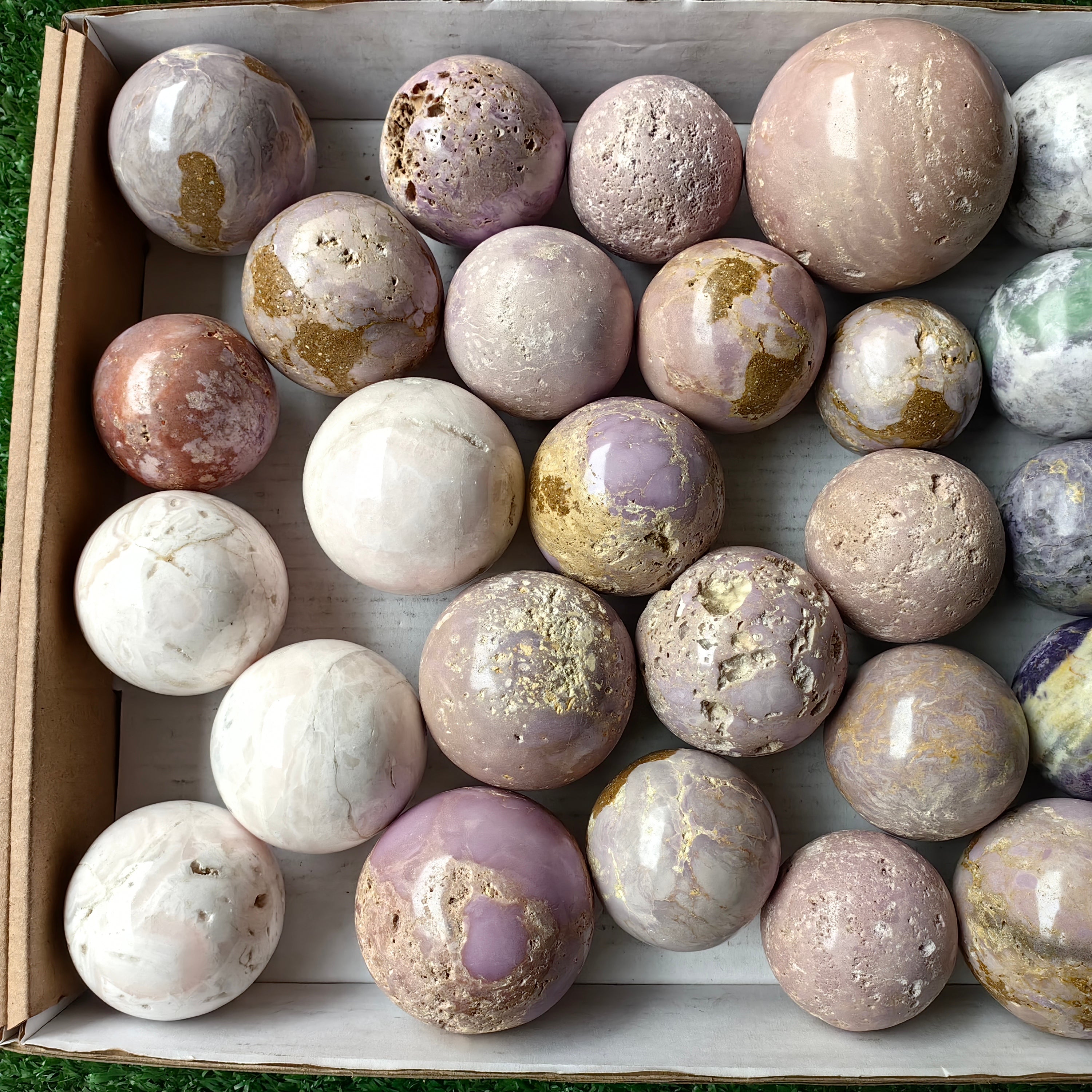 Lot 31 pcs Mixed Stone Spheres