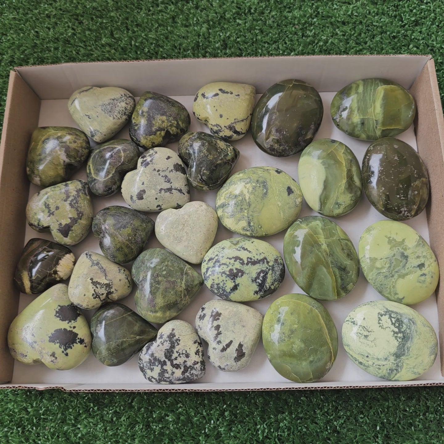 Load video: 25 pc green serpentine palms & hearts