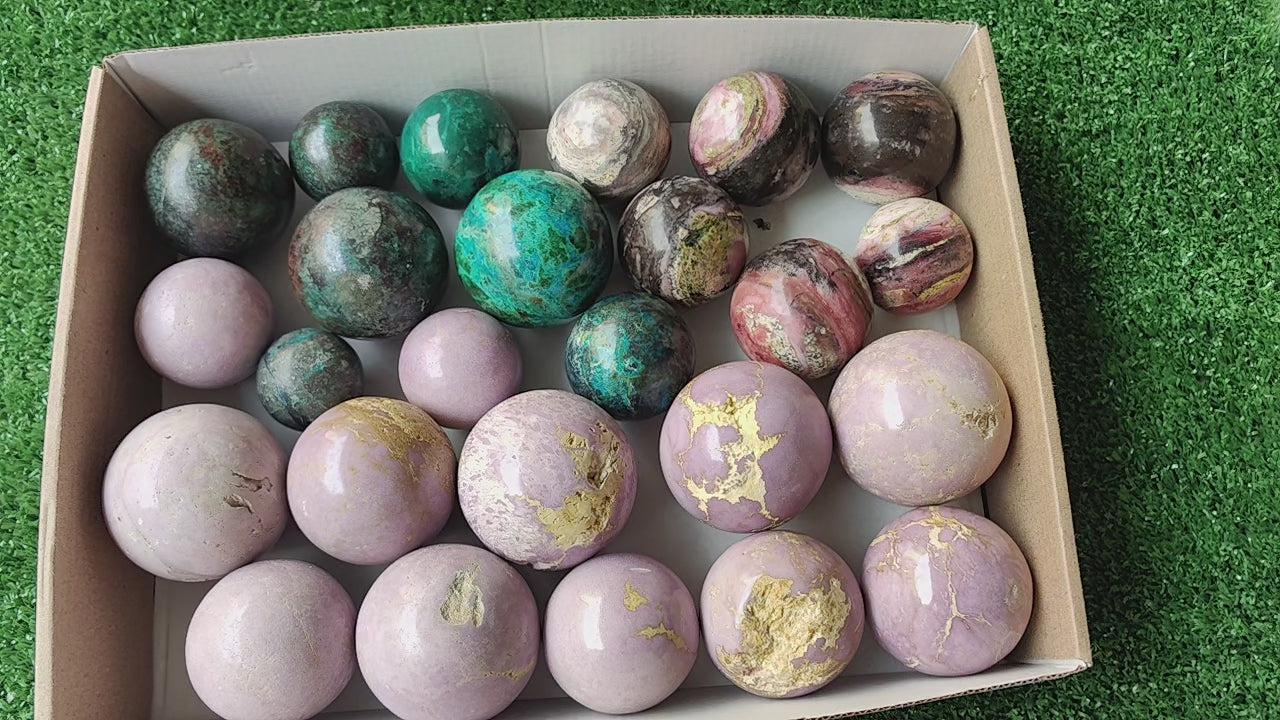 Load video: 25 pcs spheres mixted phosphosiderite / chrysocolla / pink opal