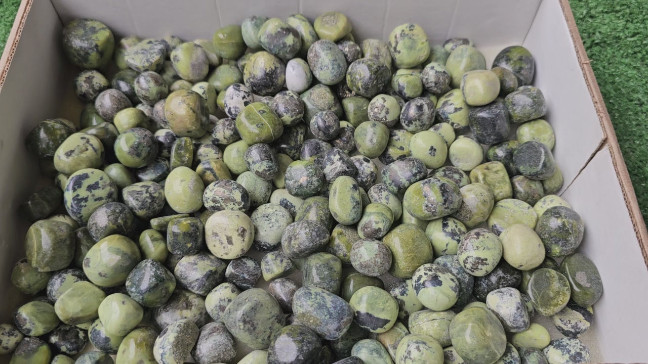 Load video: Lot 2.5 Kg Serpentine Tumbled