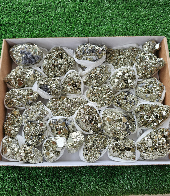 Box 30 pcs pyrite Octahedral