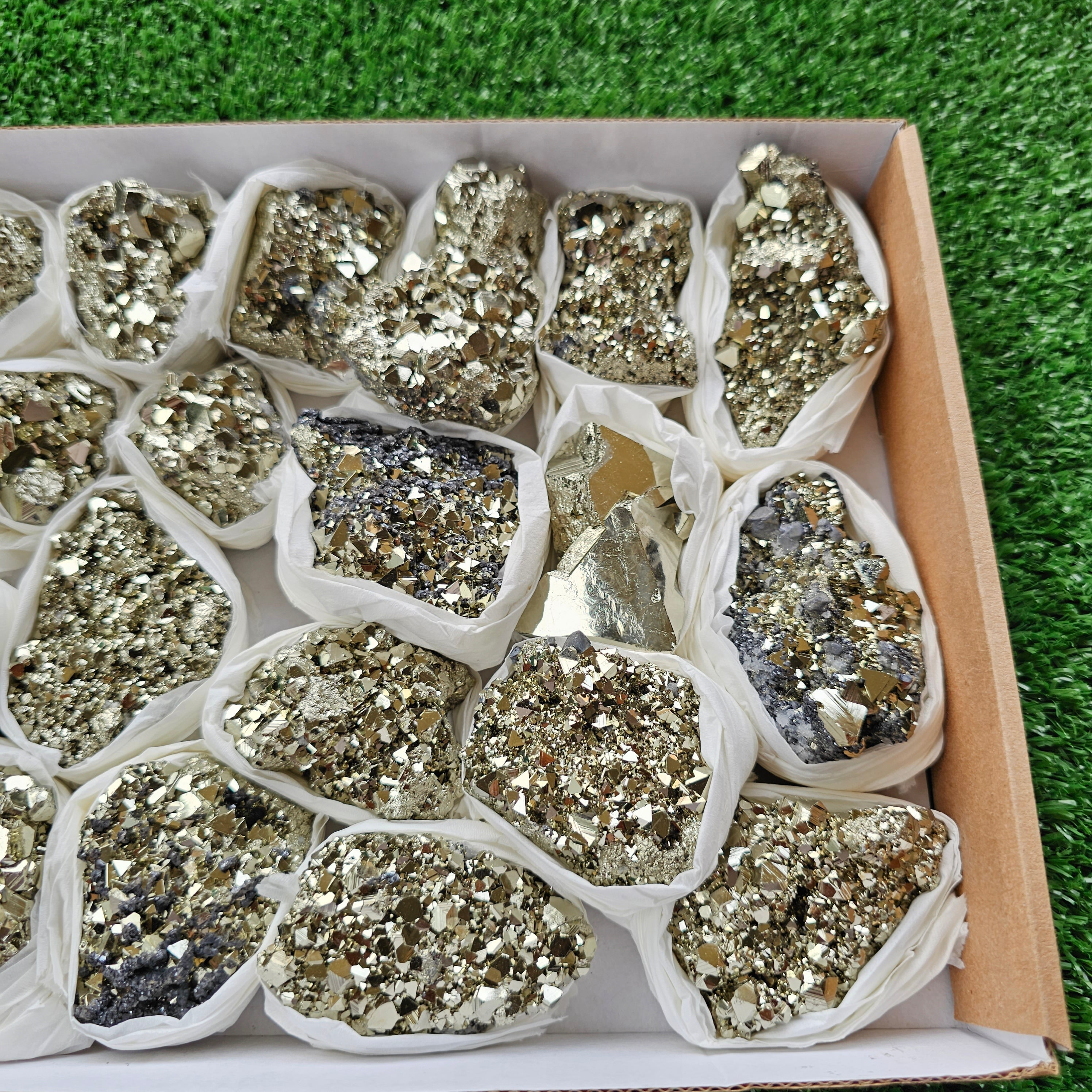 Box 21 pcs pyrite Octahedral