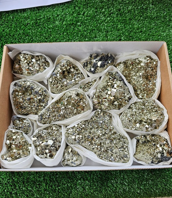 Box 14 pcs pyrite Octahedral