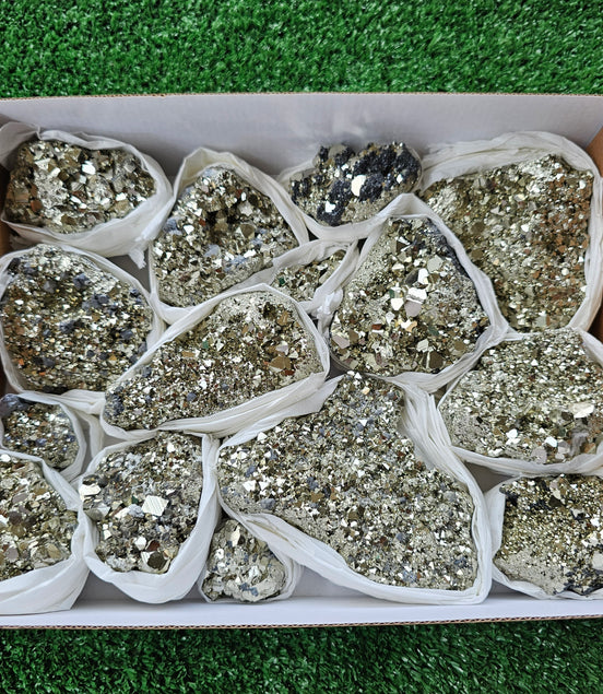 Box 14 pcs pyrite Octahedral