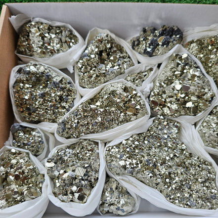 Box 14 pcs pyrite Octahedral