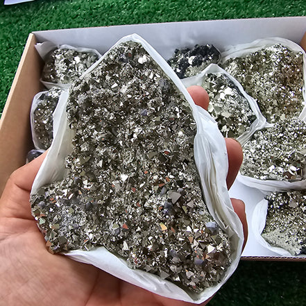 Box 14 pcs pyrite Octahedral
