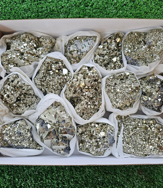 Box 13 pcs pyrite Octahedral