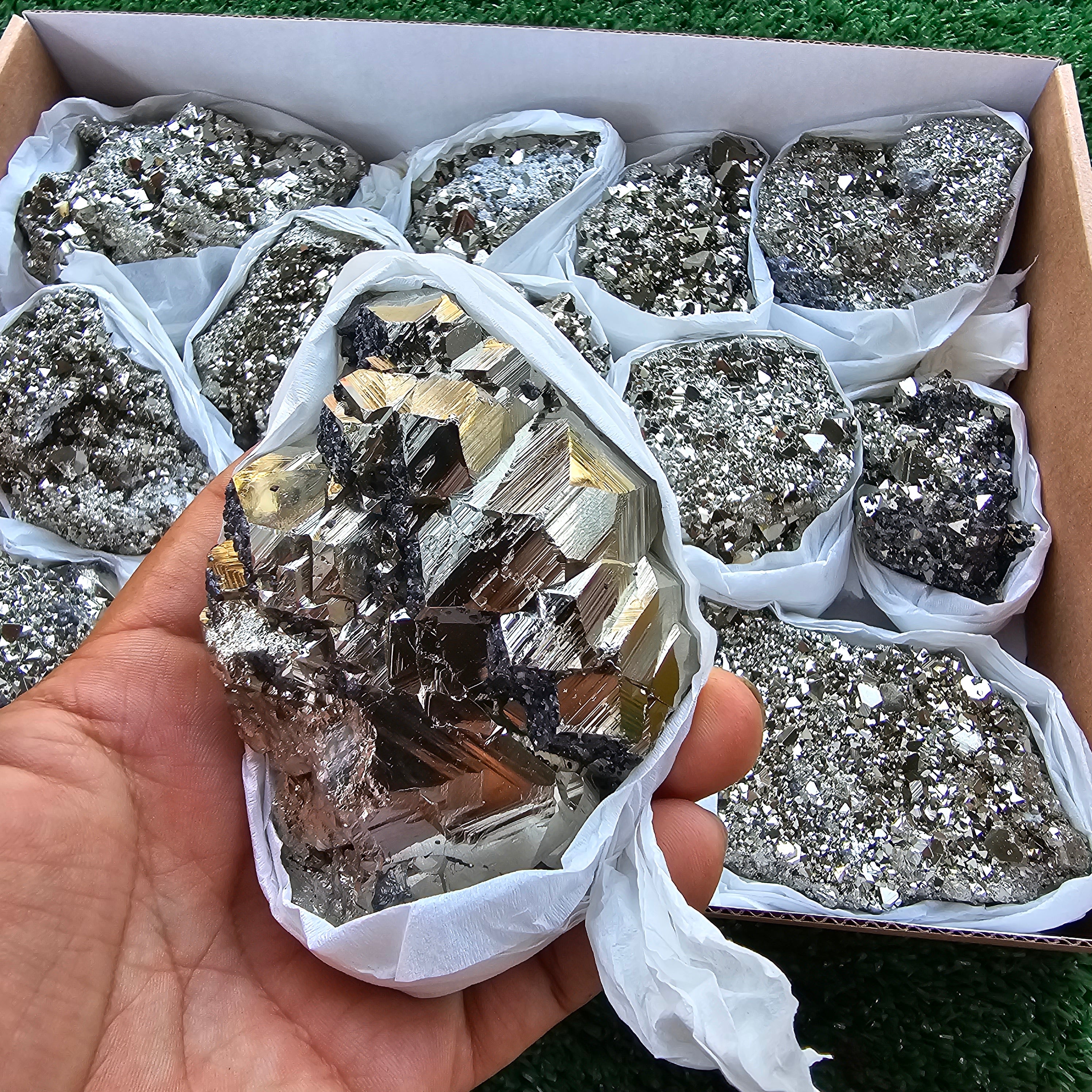 Box 13 pcs pyrite Octahedral