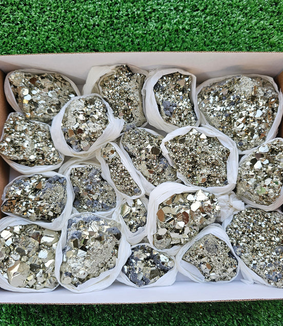 Box 19 pcs pyrite Octahedral