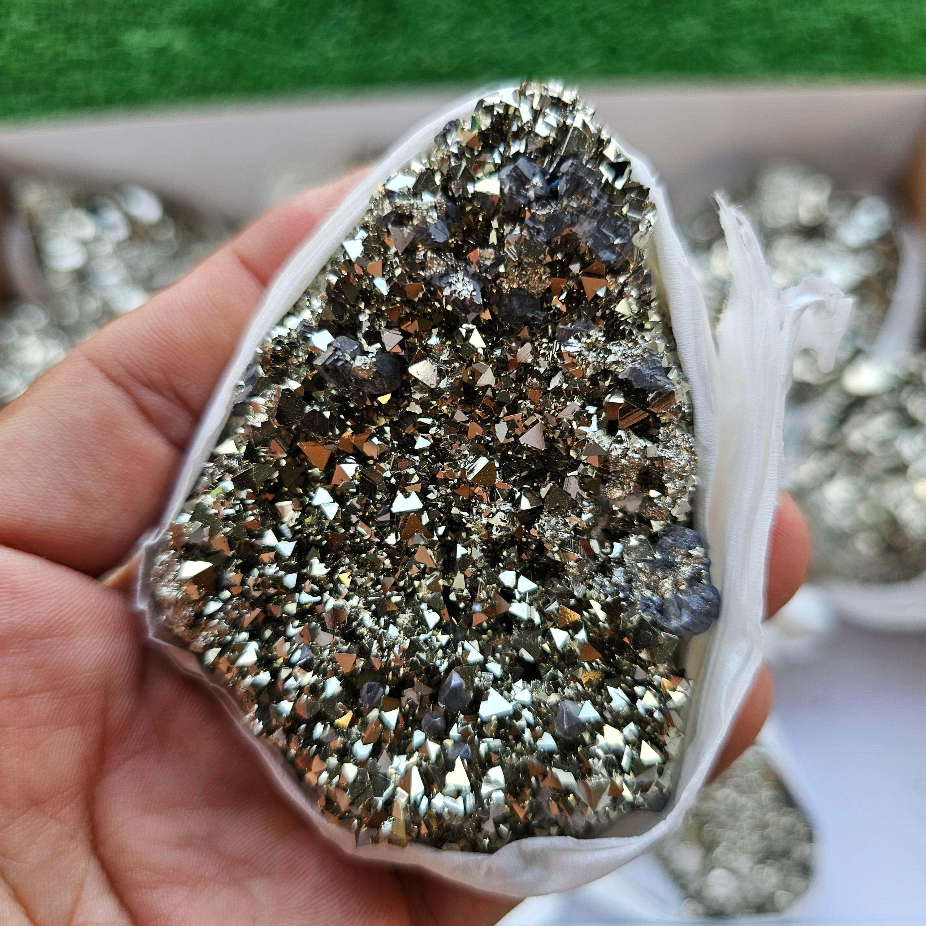 Box 19 pcs pyrite Octahedral