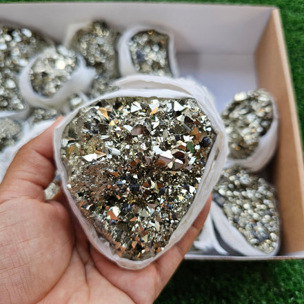 Box 19 pcs pyrite Octahedral