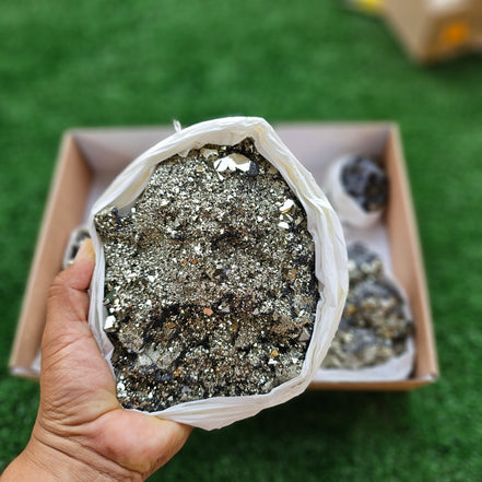 Box 6 pcs big pyrite Octahedral
