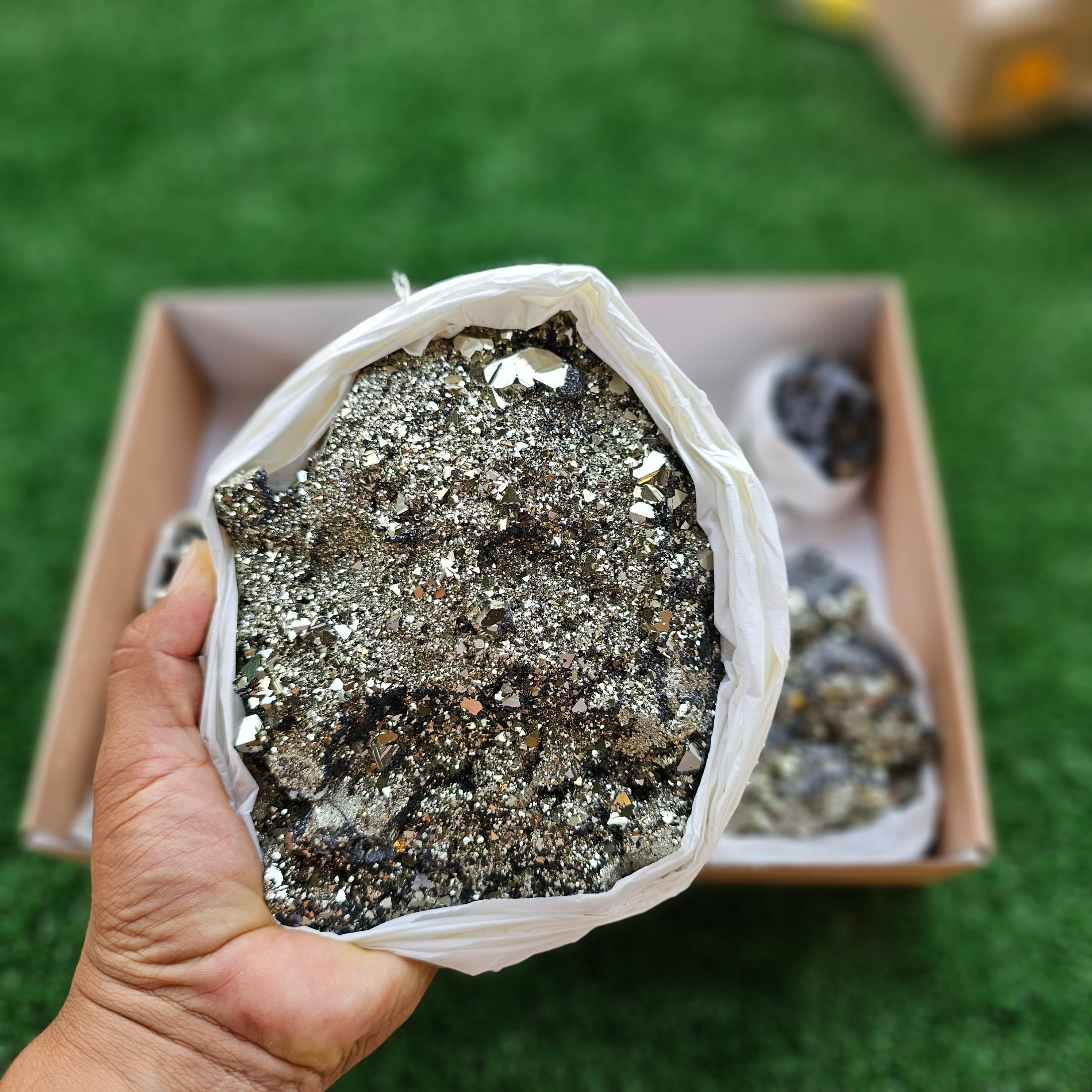 Box 6 pcs big pyrite Octahedral