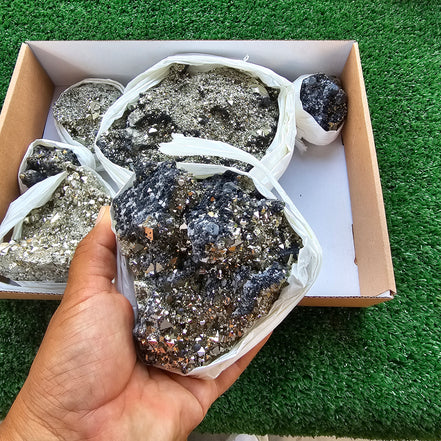 Box 6 pcs big pyrite Octahedral