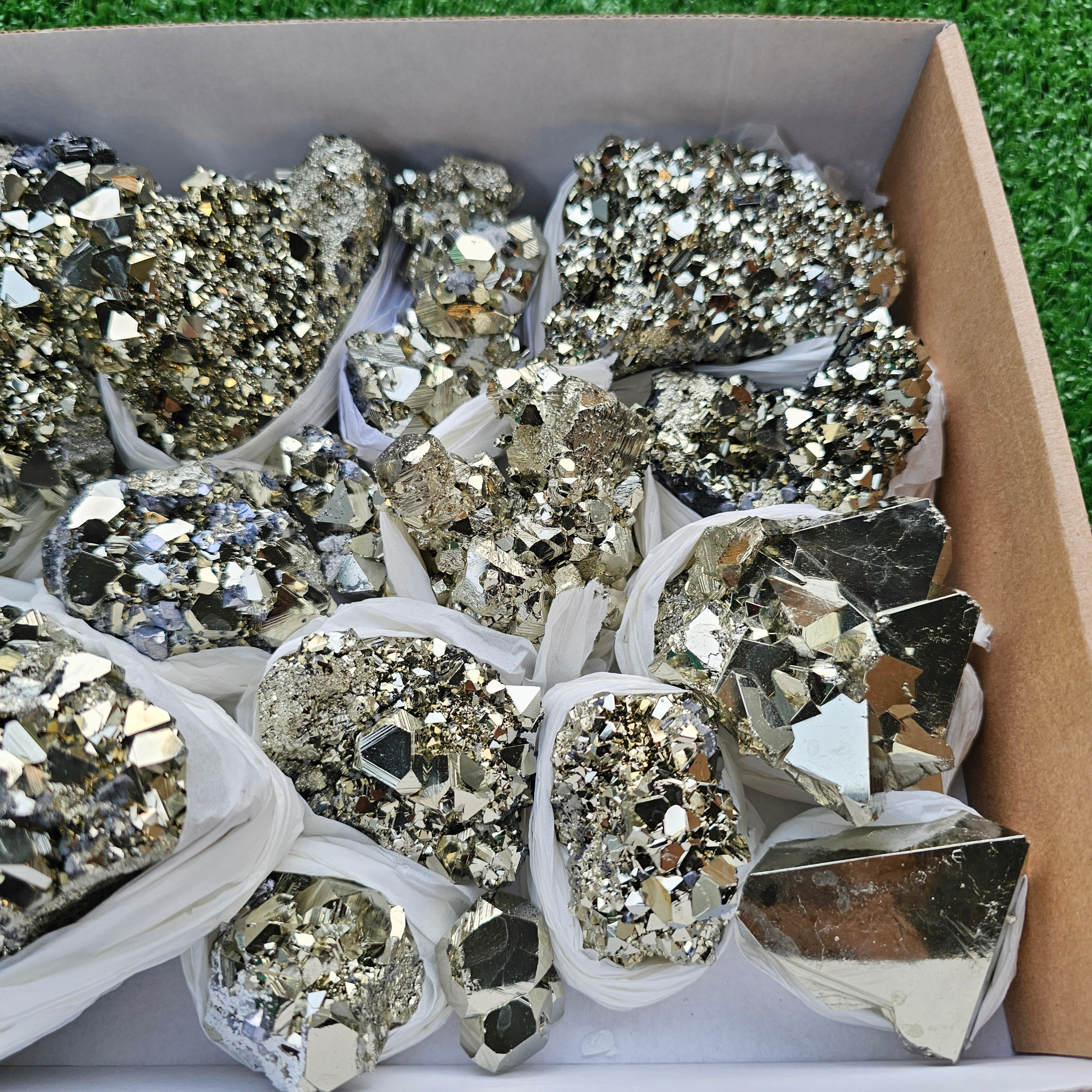 Box 14 pcs big pyrite Octahedral