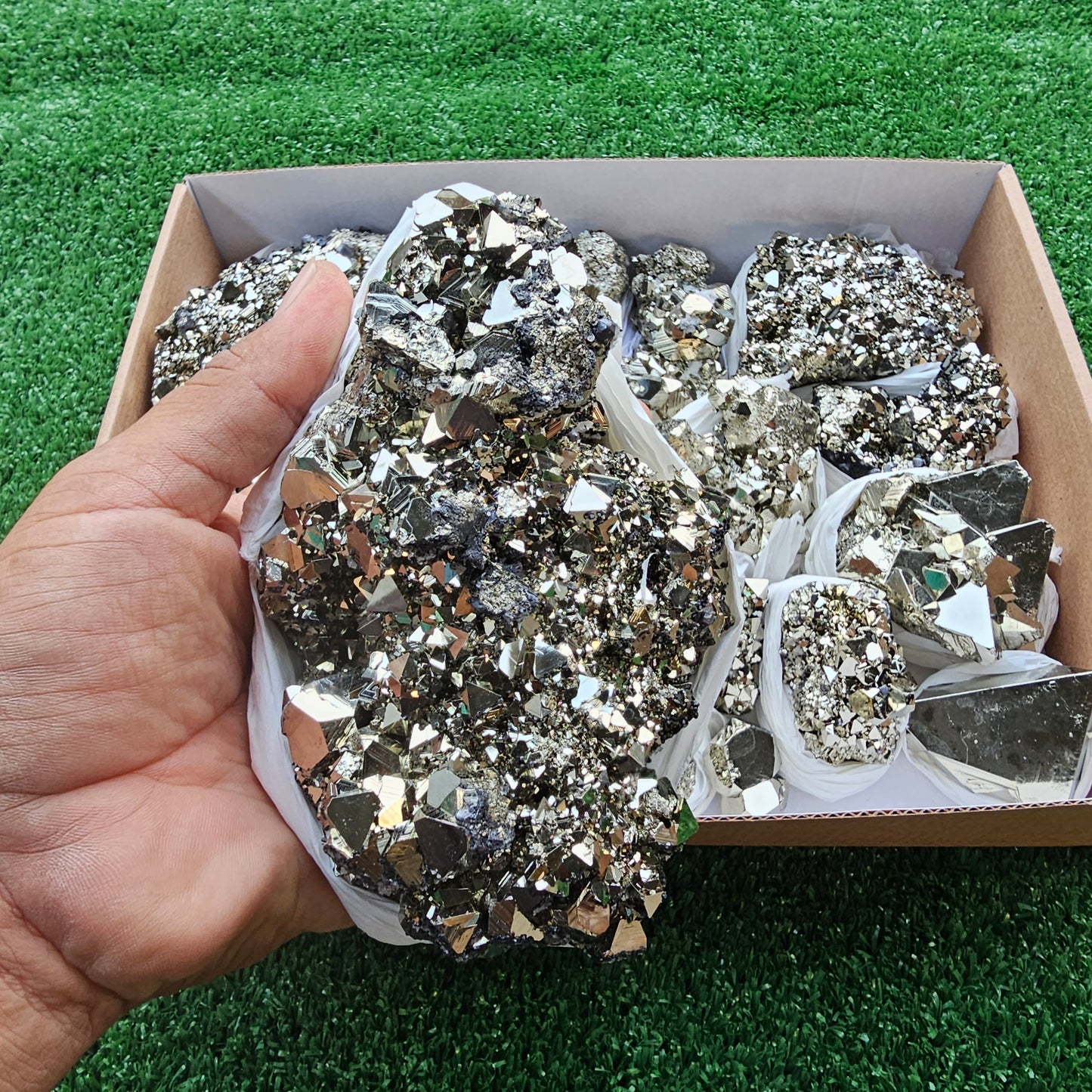 Box 14 pcs big pyrite Octahedral